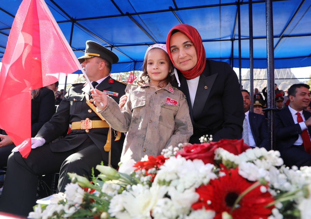 Devletin Merhametini ve Şefkatini Kadın Yönetici Olarak Herkese Gösteriyor
