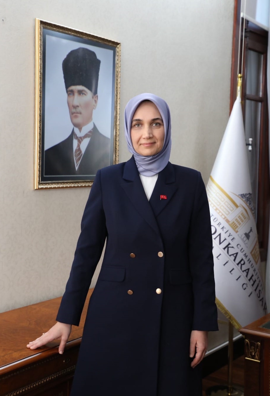 Devletin Merhametini ve Şefkatini Kadın Yönetici Olarak Herkese Gösteriyor
