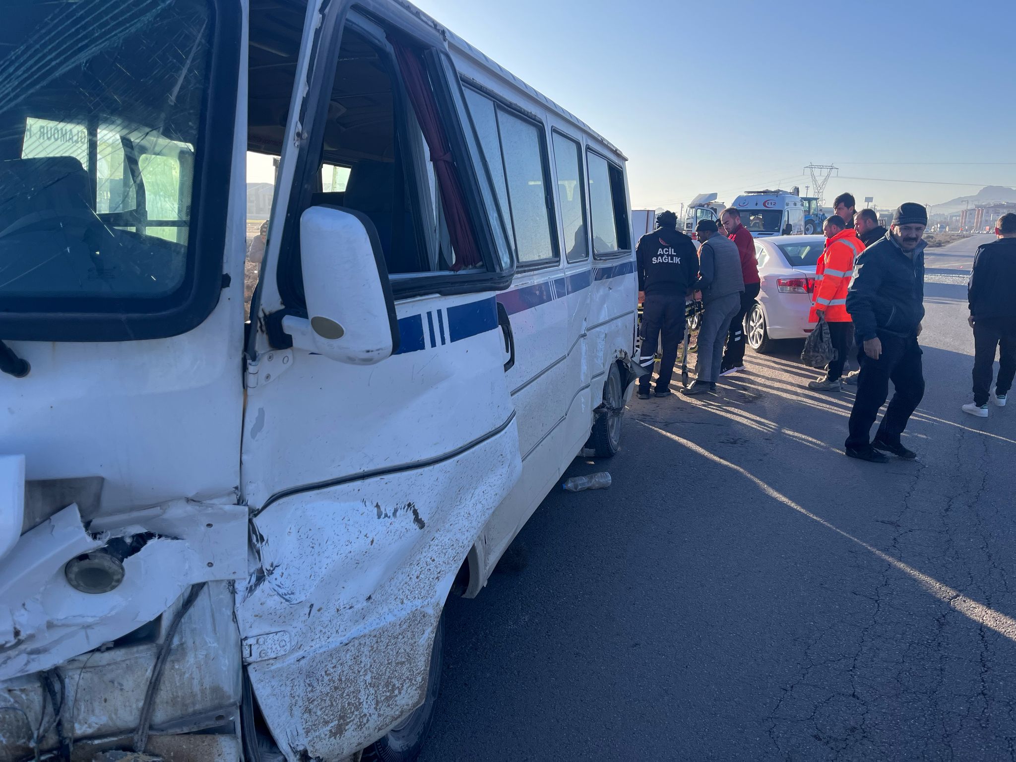 AFYONKARAHİSAR'DA İŞÇİ SERVİSİ İLE OTOMOBİL ÇARPIŞTI: 16 YARALI