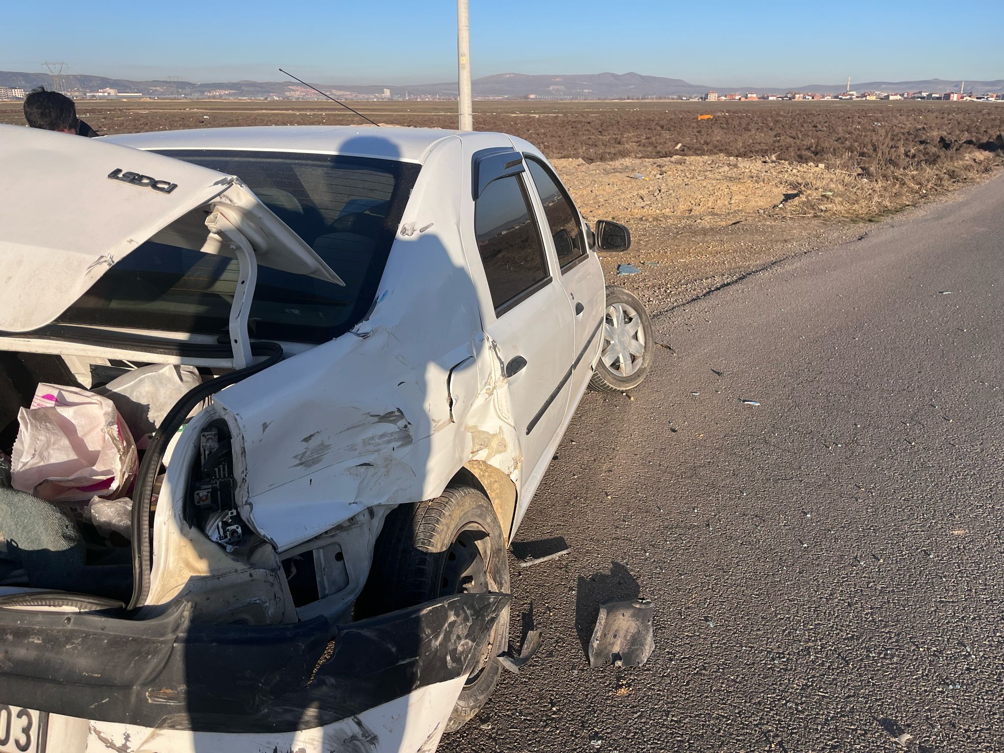 AFYONKARAHİSAR'DA İŞÇİ SERVİSİ İLE OTOMOBİL ÇARPIŞTI: 16 YARALI