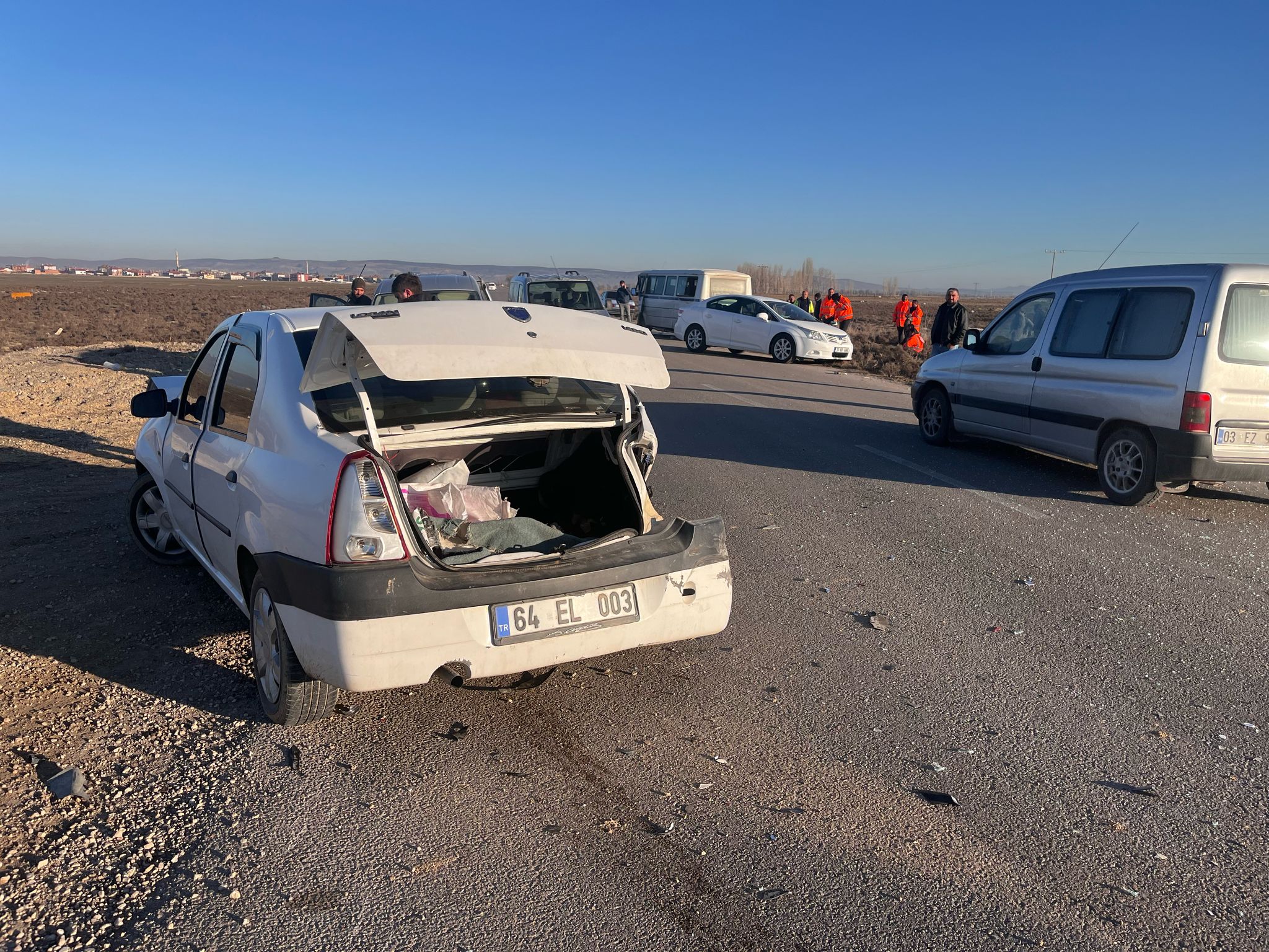AFYONKARAHİSAR'DA İŞÇİ SERVİSİ İLE OTOMOBİL ÇARPIŞTI: 16 YARALI