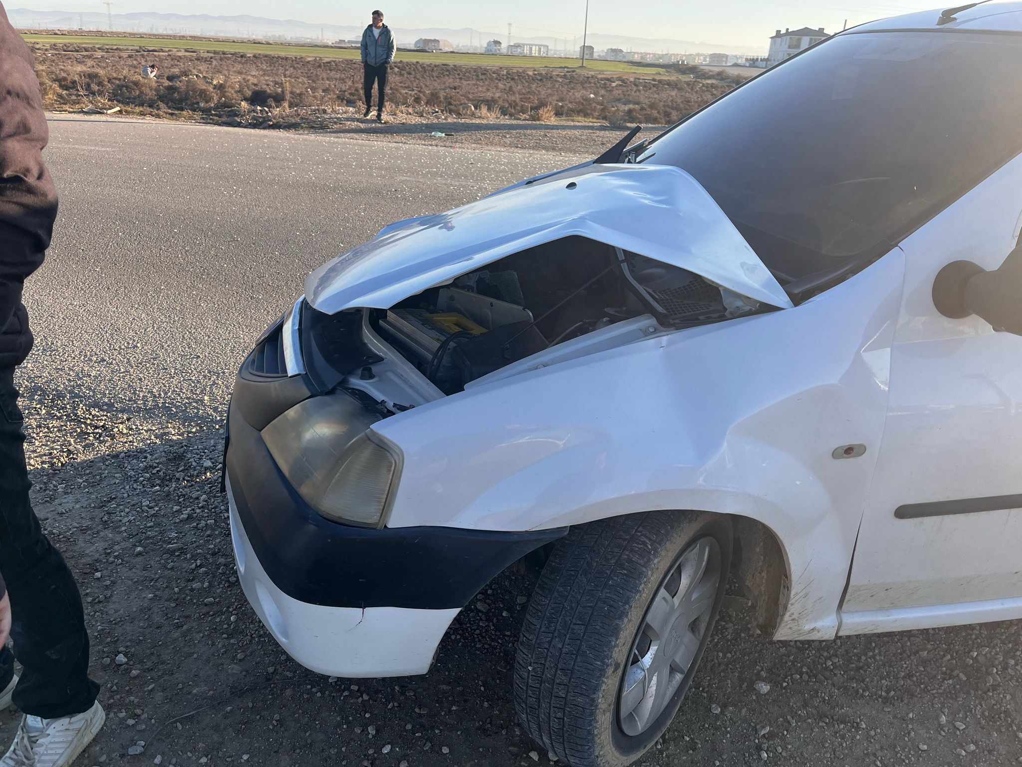 AFYONKARAHİSAR'DA İŞÇİ SERVİSİ İLE OTOMOBİL ÇARPIŞTI: 16 YARALI