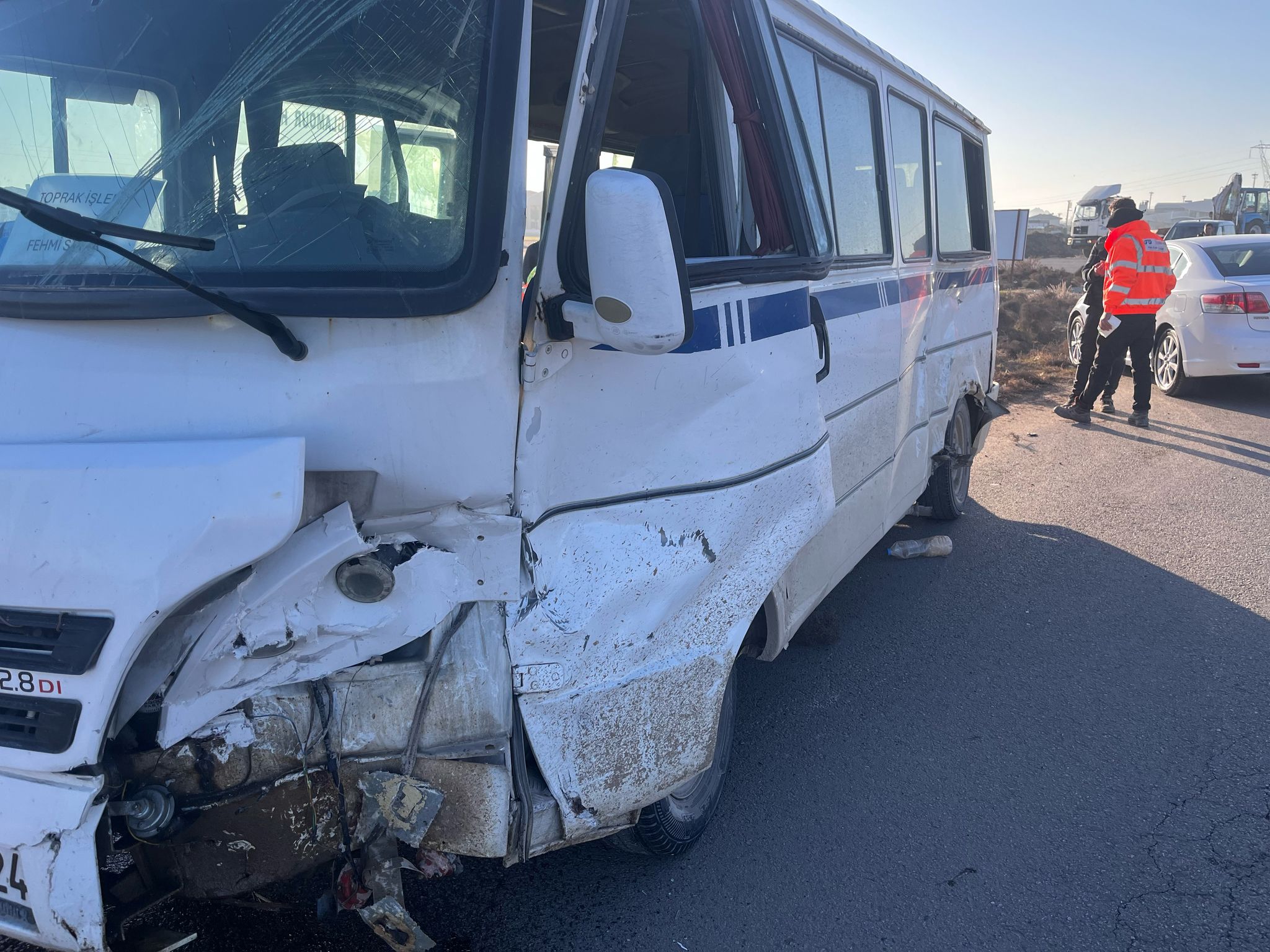 AFYONKARAHİSAR'DA İŞÇİ SERVİSİ İLE OTOMOBİL ÇARPIŞTI: 16 YARALI