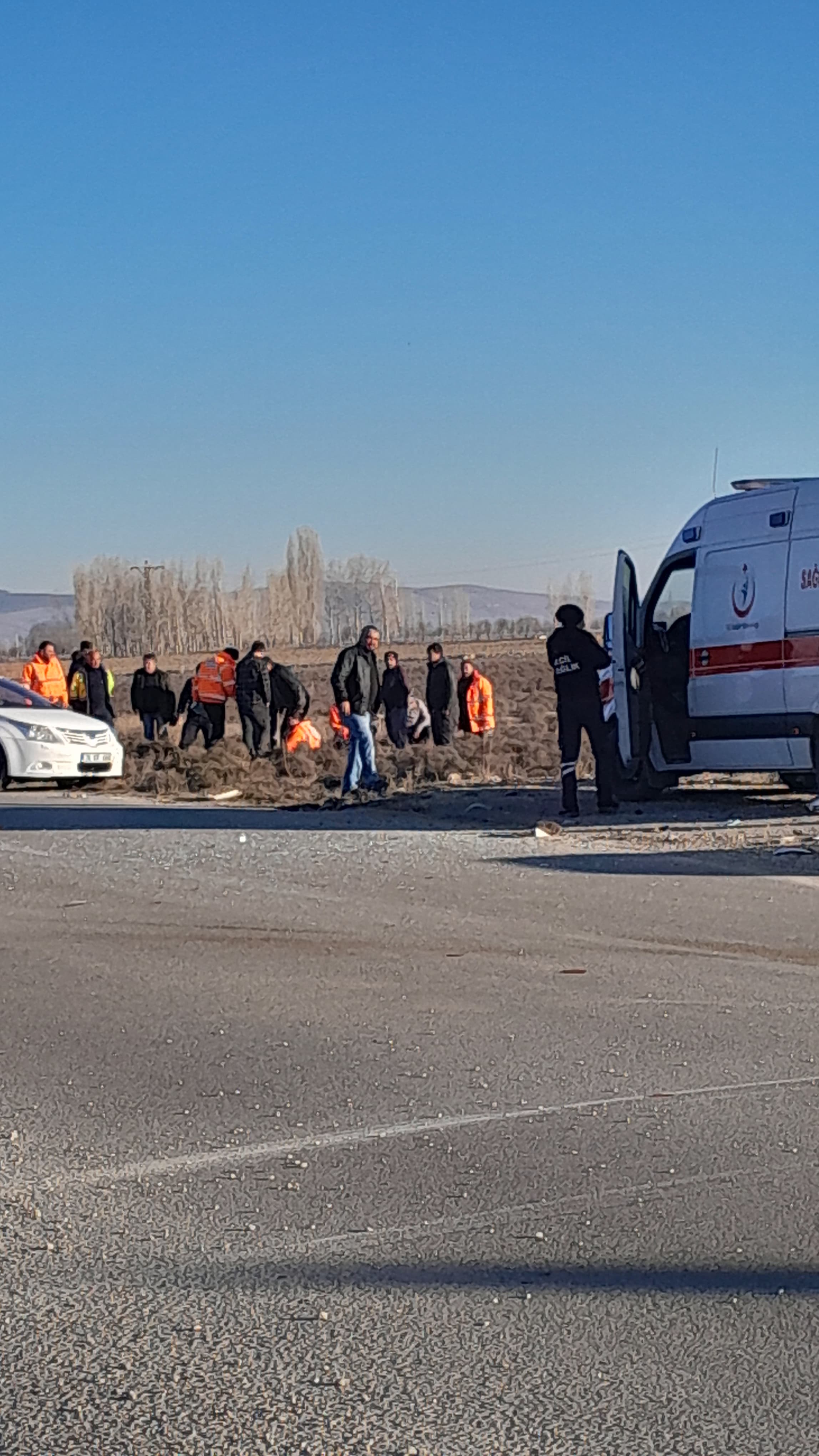 AFYONKARAHİSAR'DA İŞÇİ SERVİSİ İLE OTOMOBİL ÇARPIŞTI: 16 YARALI