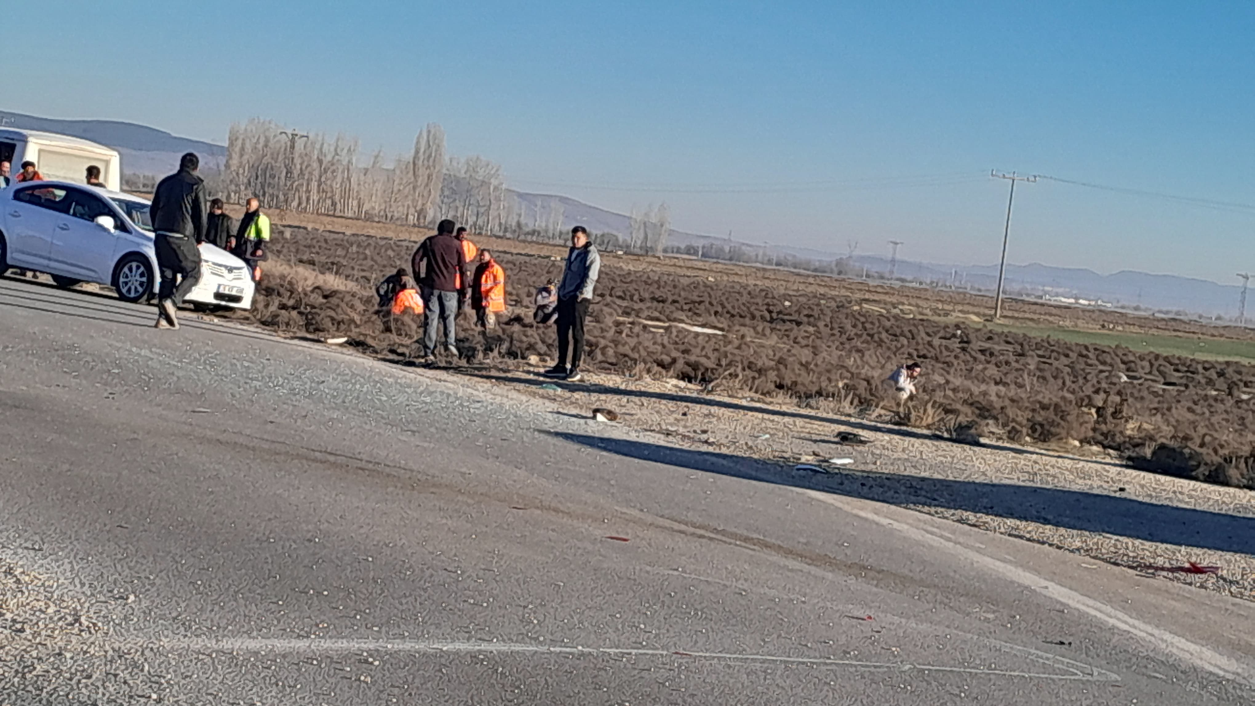 AFYONKARAHİSAR'DA İŞÇİ SERVİSİ İLE OTOMOBİL ÇARPIŞTI: 16 YARALI