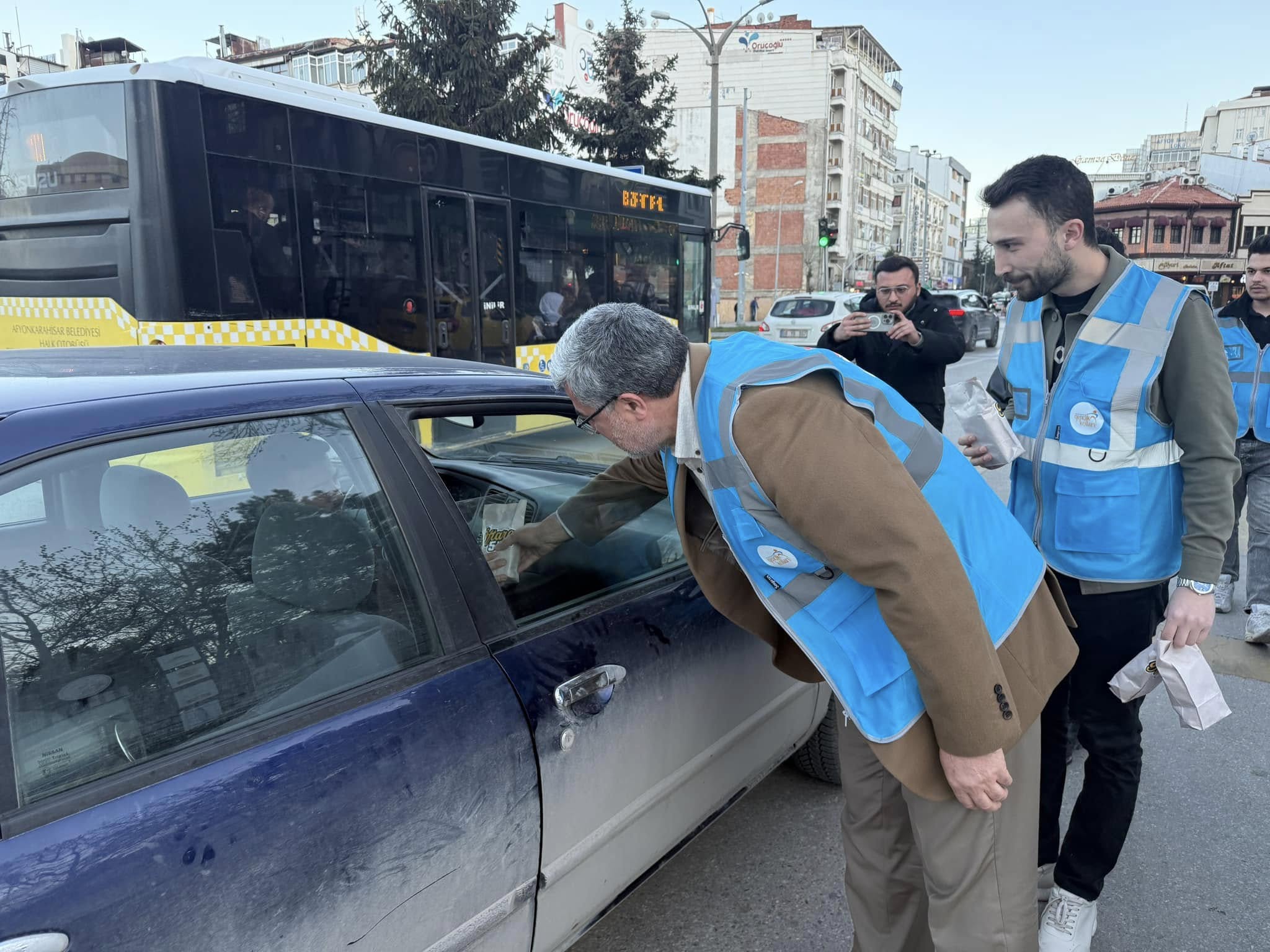 MİLLETVEKİLİ ÖZKAYA’DAN AK DAVANIN MUTFAĞINDAKİ GENÇLERE TAM DESTEK
