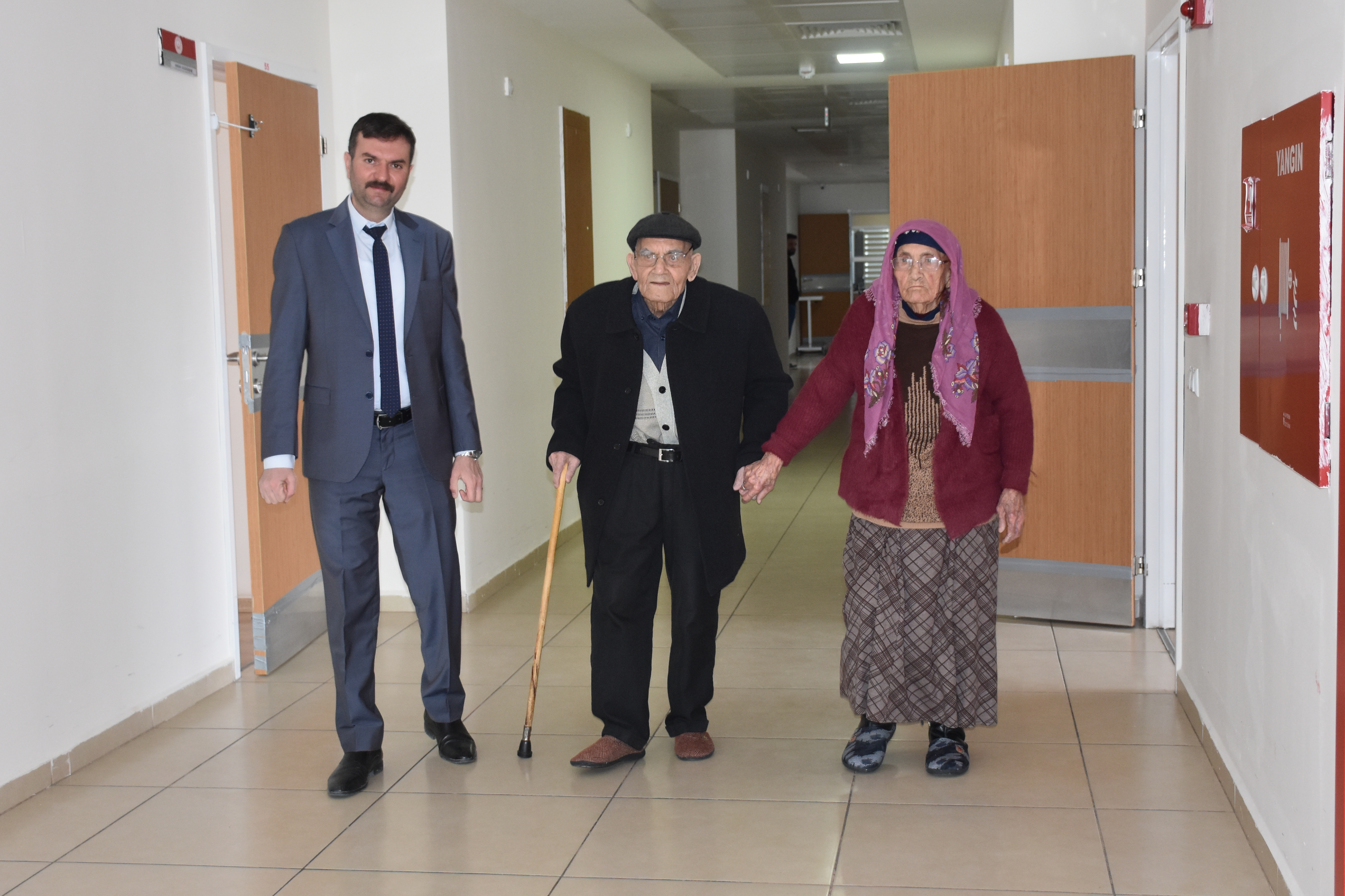 Huzurevinin 67 Yıllık Evli Çifti, Birbirlerine Olan Sevgileriyle Örnek Gösteriliyor
