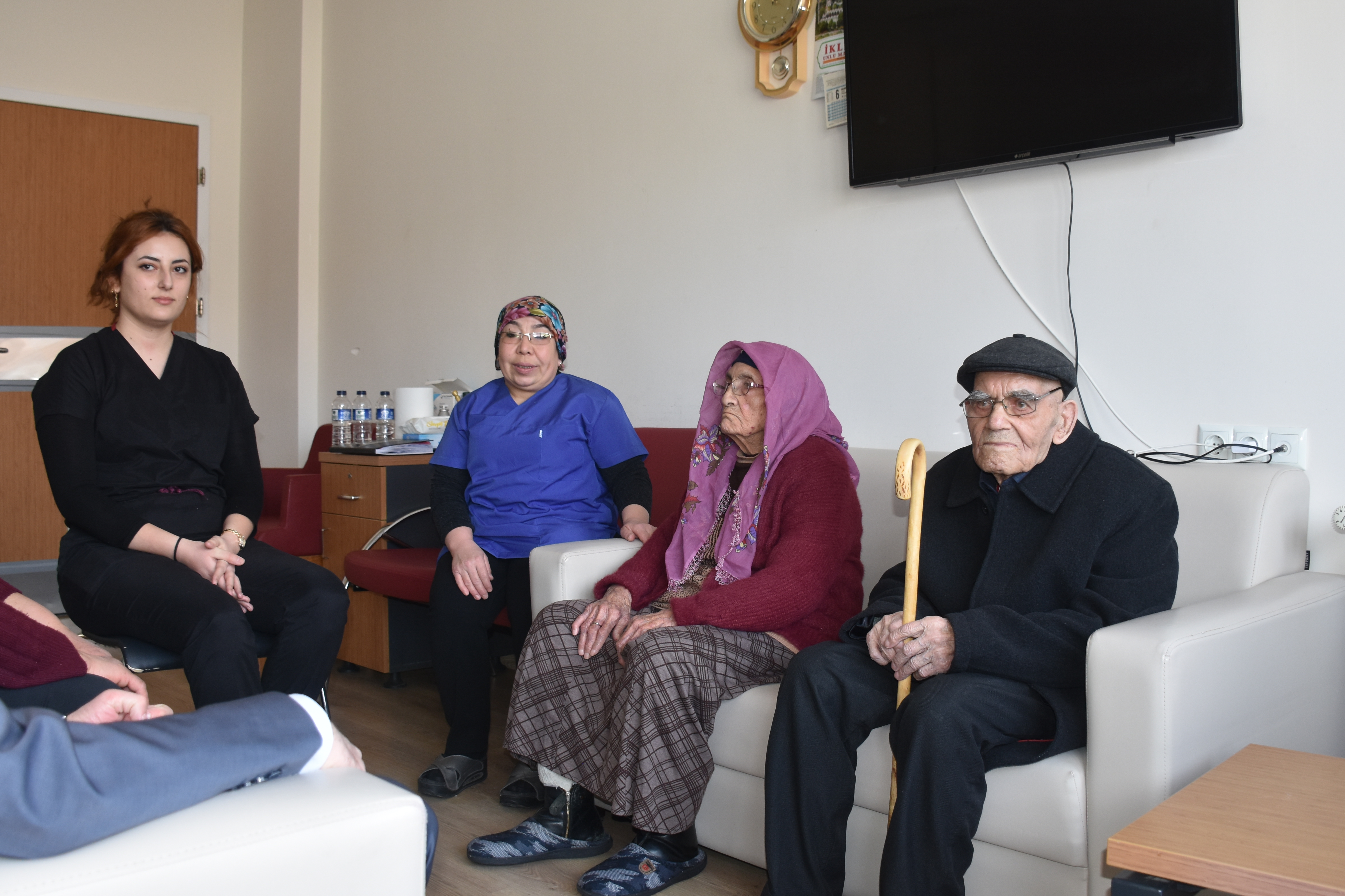 Huzurevinin 67 Yıllık Evli Çifti, Birbirlerine Olan Sevgileriyle Örnek Gösteriliyor