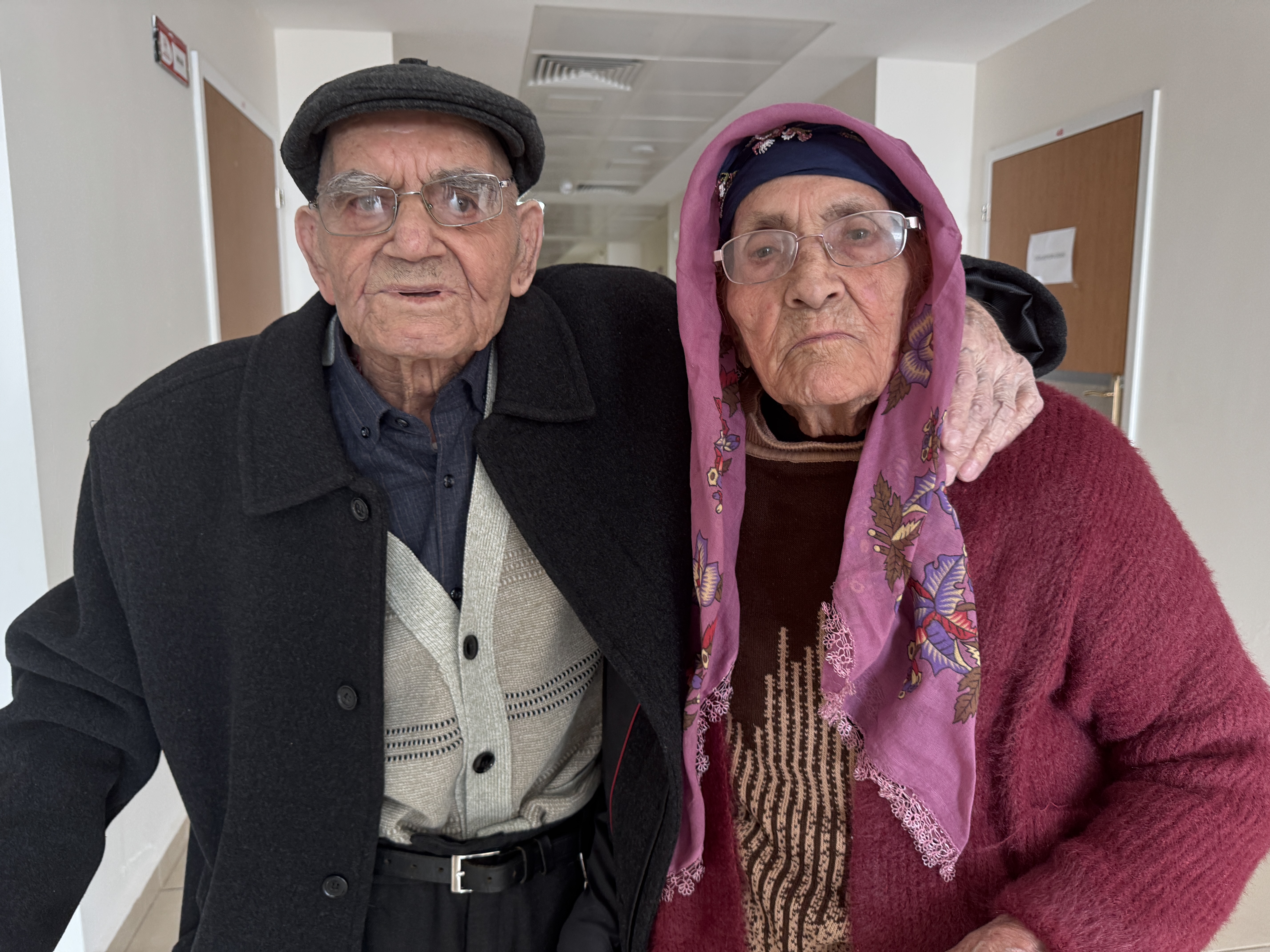 Huzurevinin 67 Yıllık Evli Çifti, Birbirlerine Olan Sevgileriyle Örnek Gösteriliyor