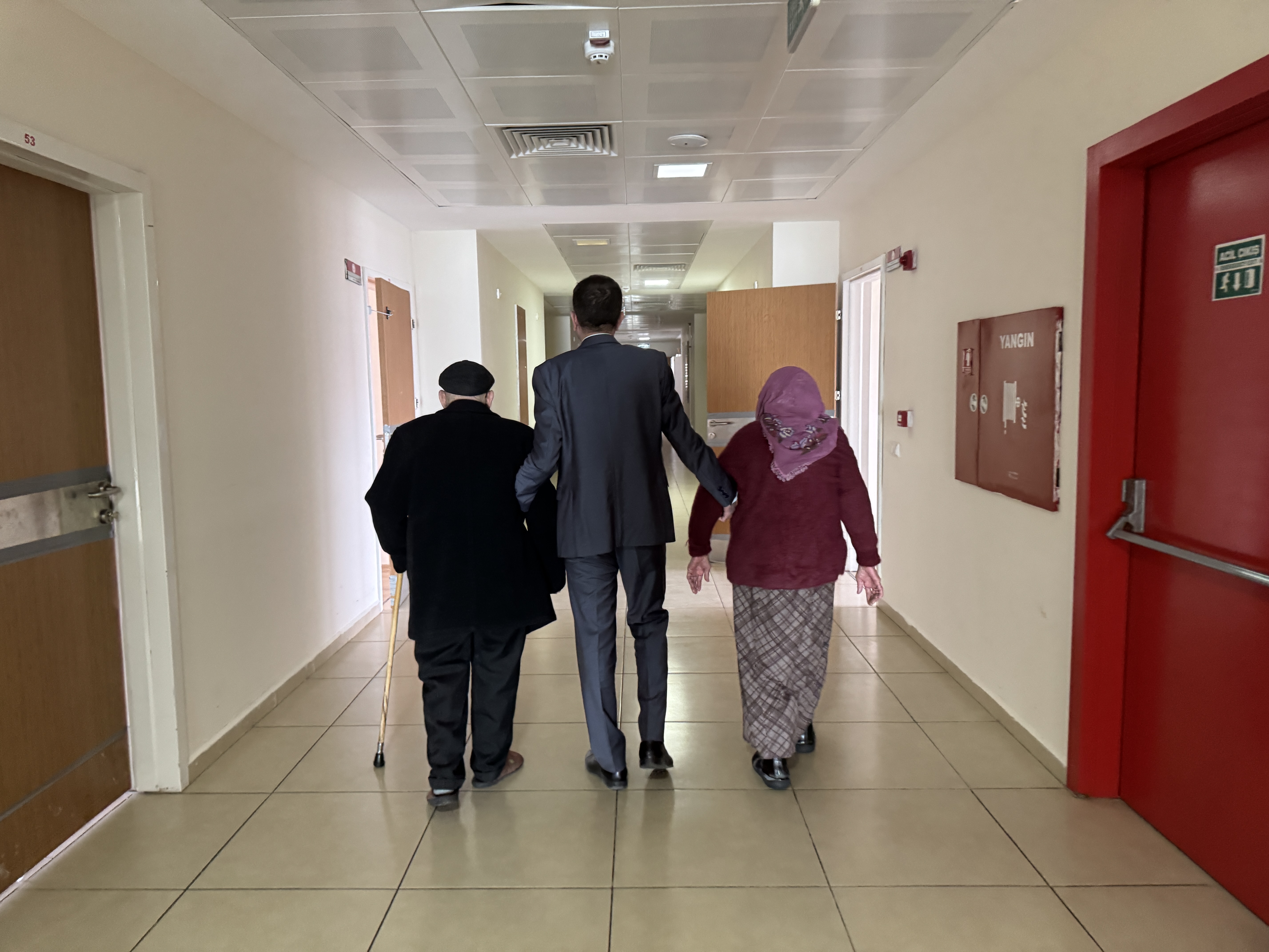 Huzurevinin 67 Yıllık Evli Çifti, Birbirlerine Olan Sevgileriyle Örnek Gösteriliyor