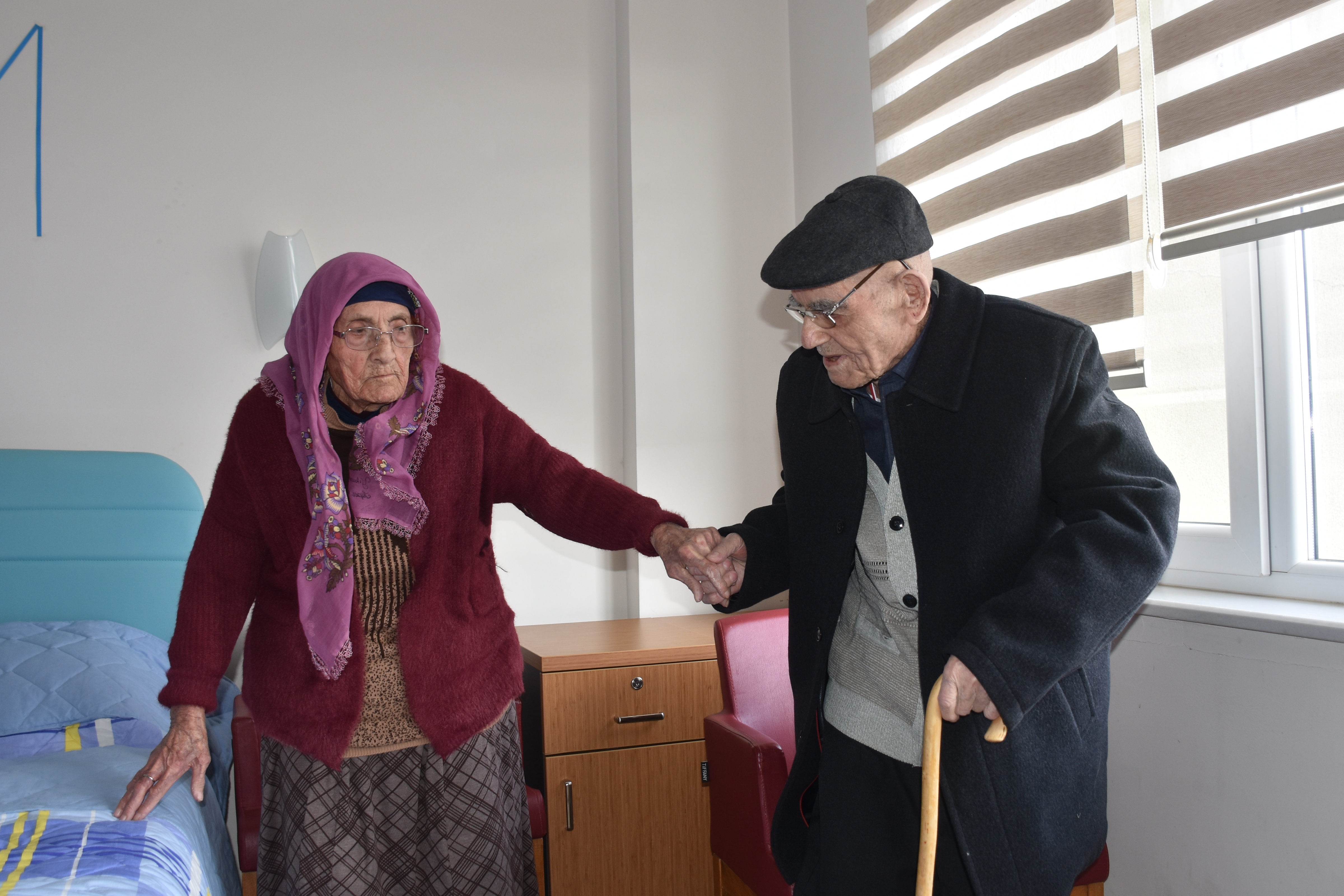 Huzurevinin 67 Yıllık Evli Çifti, Birbirlerine Olan Sevgileriyle Örnek Gösteriliyor