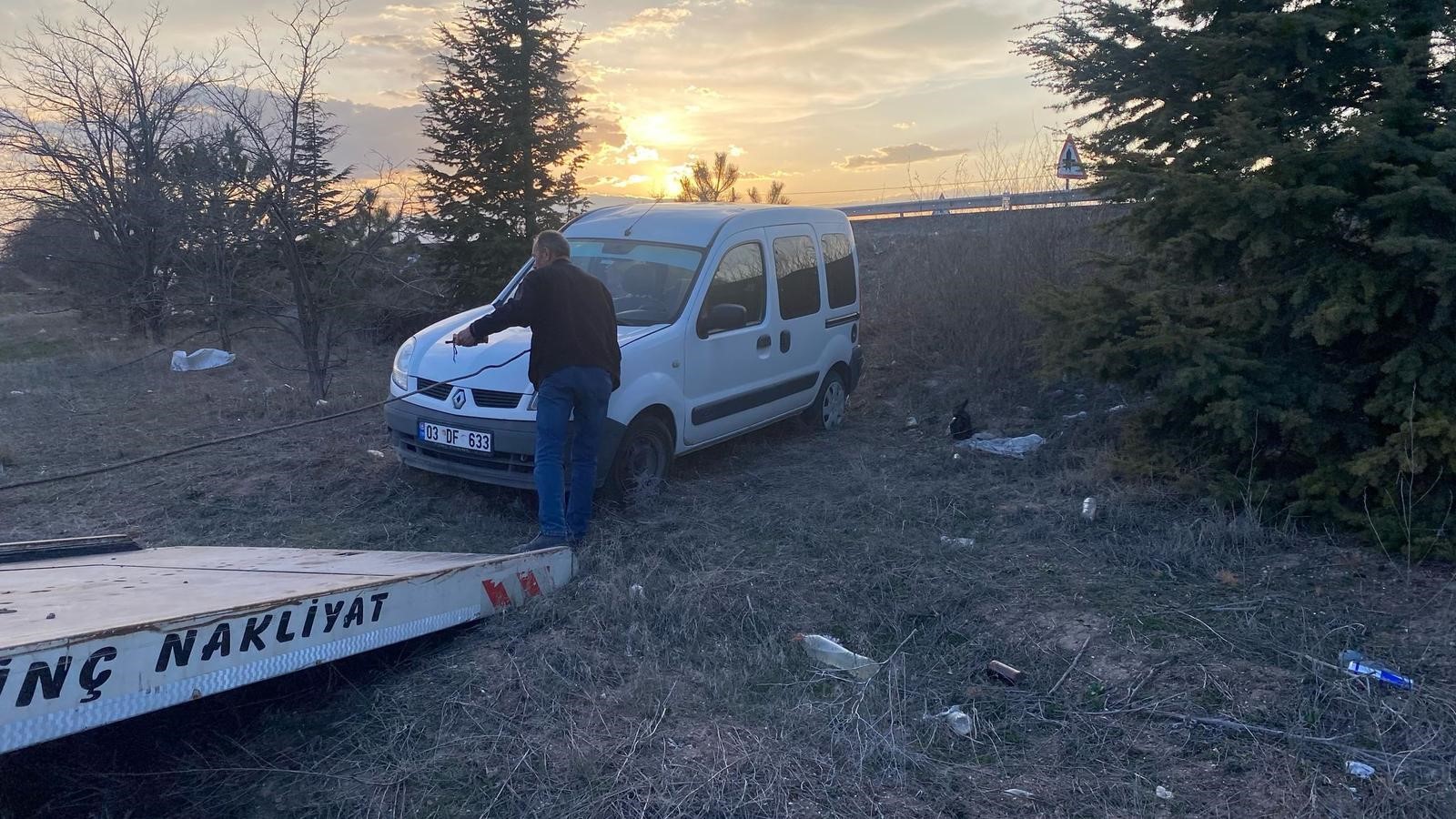 Ticari Araç Şarampole Devrildi: Kazada 2 Kişi Yaralandı