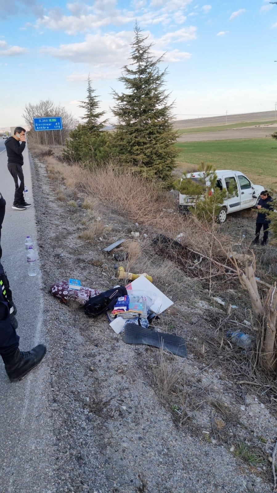 Ticari Araç Şarampole Devrildi: Kazada 2 Kişi Yaralandı