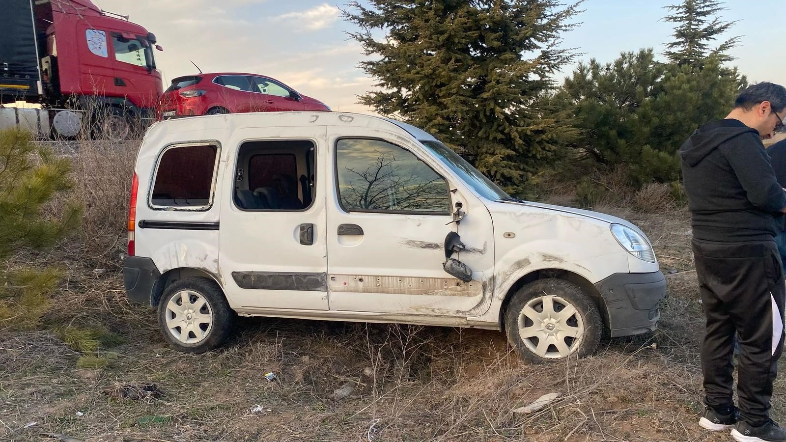 Ticari Araç Şarampole Devrildi: Kazada 2 Kişi Yaralandı