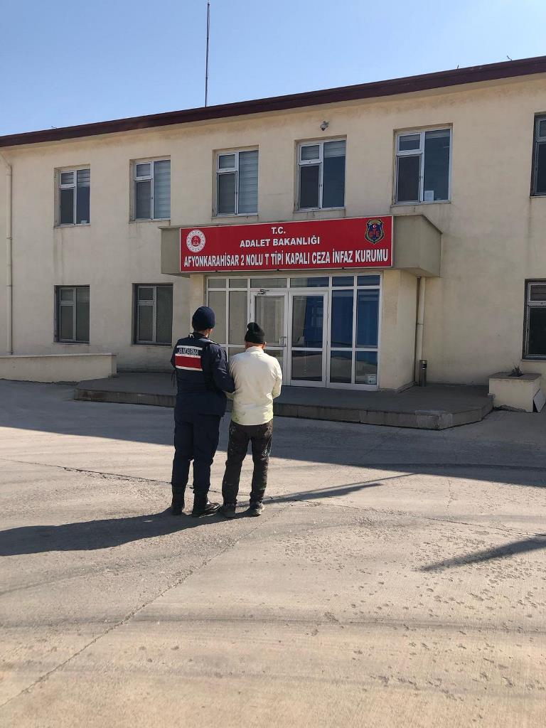 AFYONKARAHİSAR'DA HIRSIZLIK SUÇUNDAN ARANAN ŞAHIS YAKALANDI