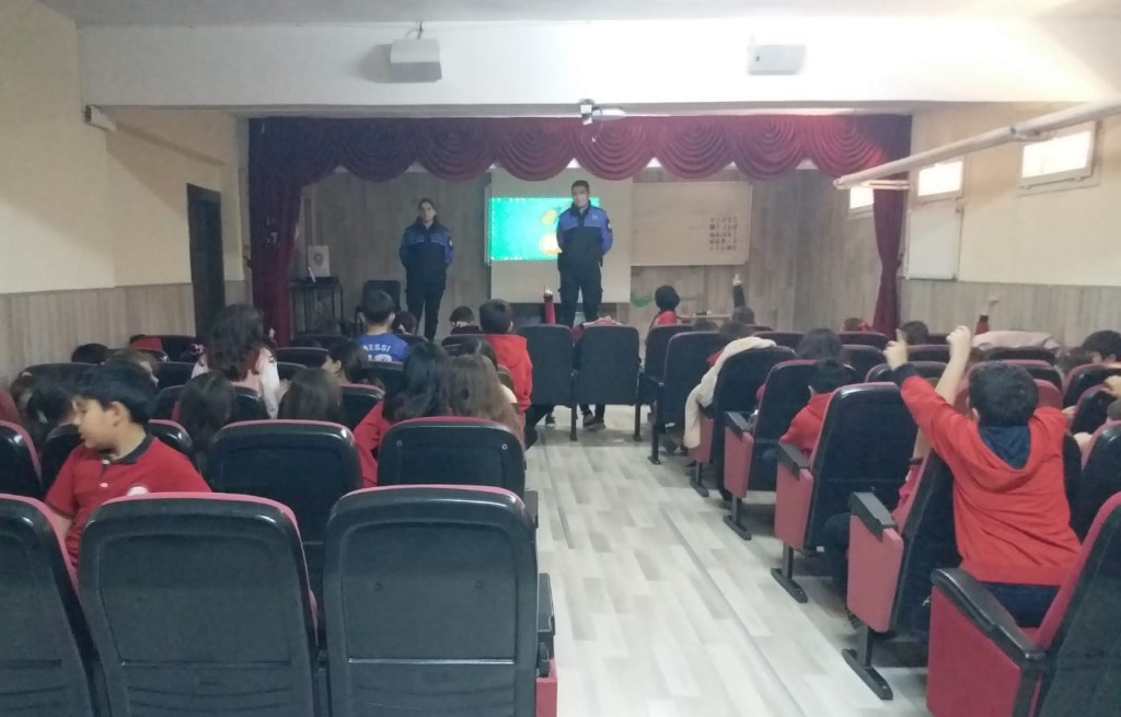  EMNİYET MÜDÜRLÜĞÜ'NDEN ÖĞRENCİLERE GÜVENLİK VE BİLİNÇLENDİRME EĞİTİMİ