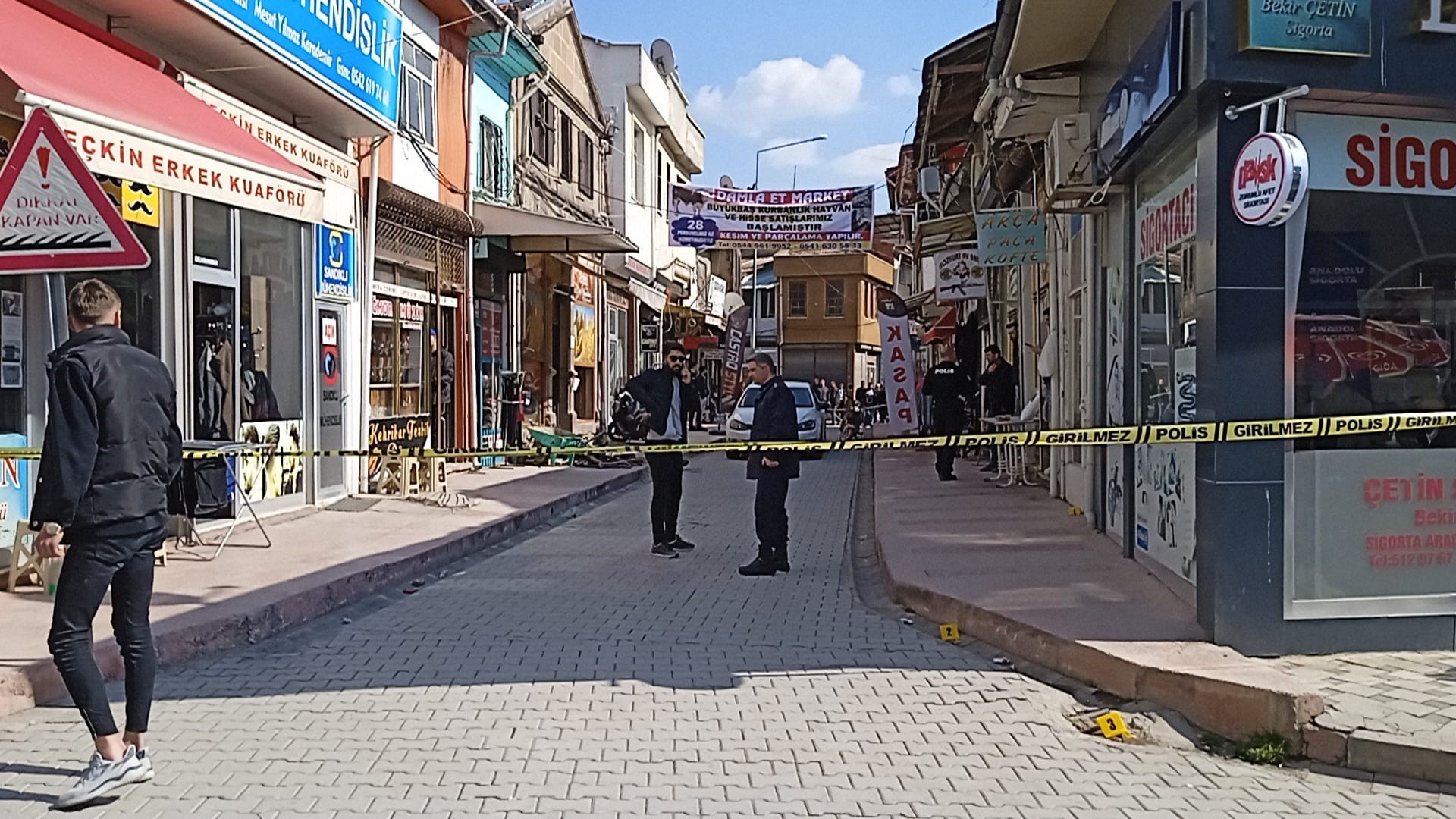 18 YAŞINDAKİ GENÇ KAVGA ETTİĞİ ŞAHSI VE KAVGAYI AYIRMAYA ÇALIŞAN 5 KİŞİYİ TÜFEKLE VURDU