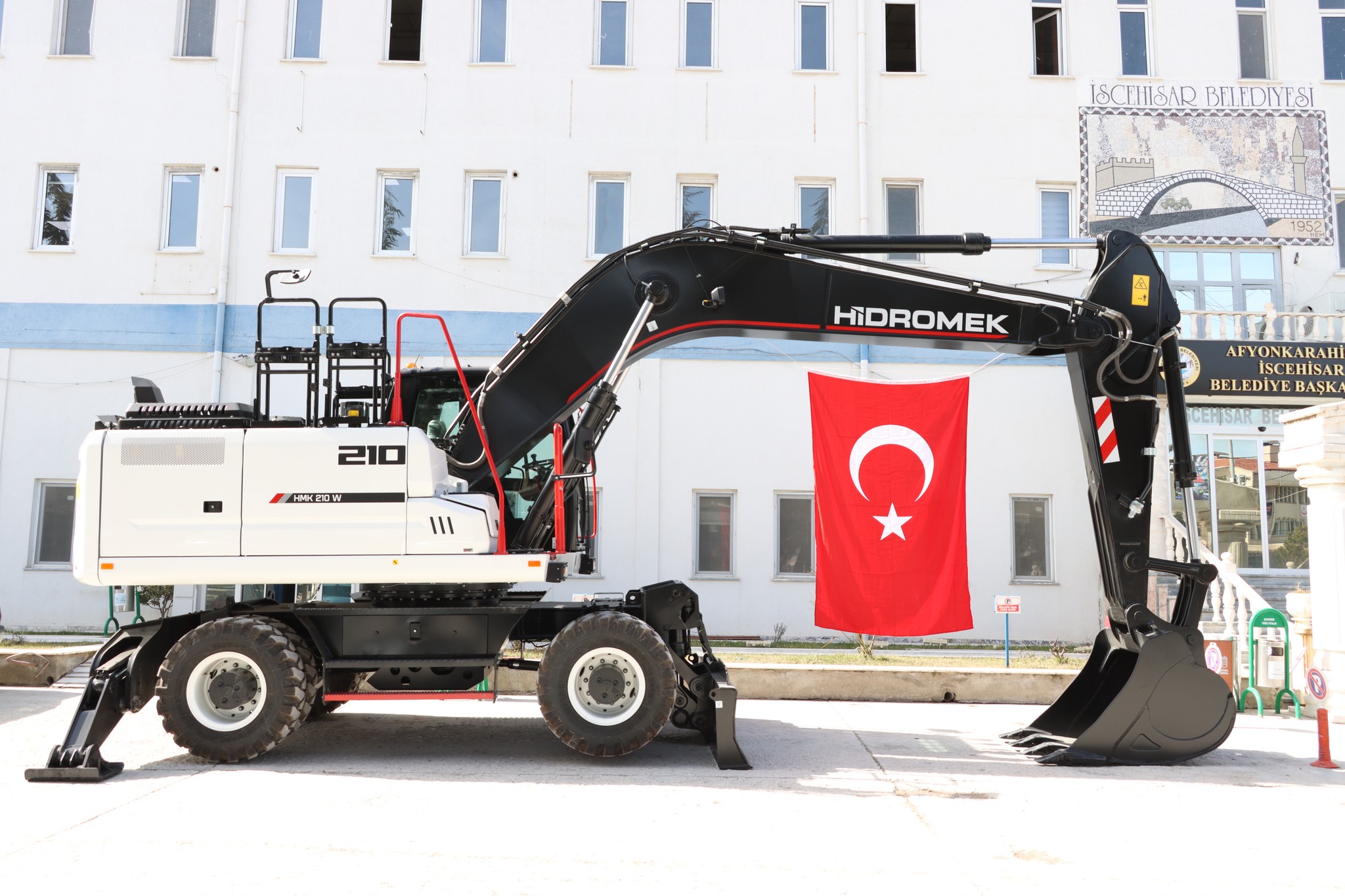 İscehisar Belediye Araç Filosuna Yeni Bir İş Makinesi Daha Kazandırıldı