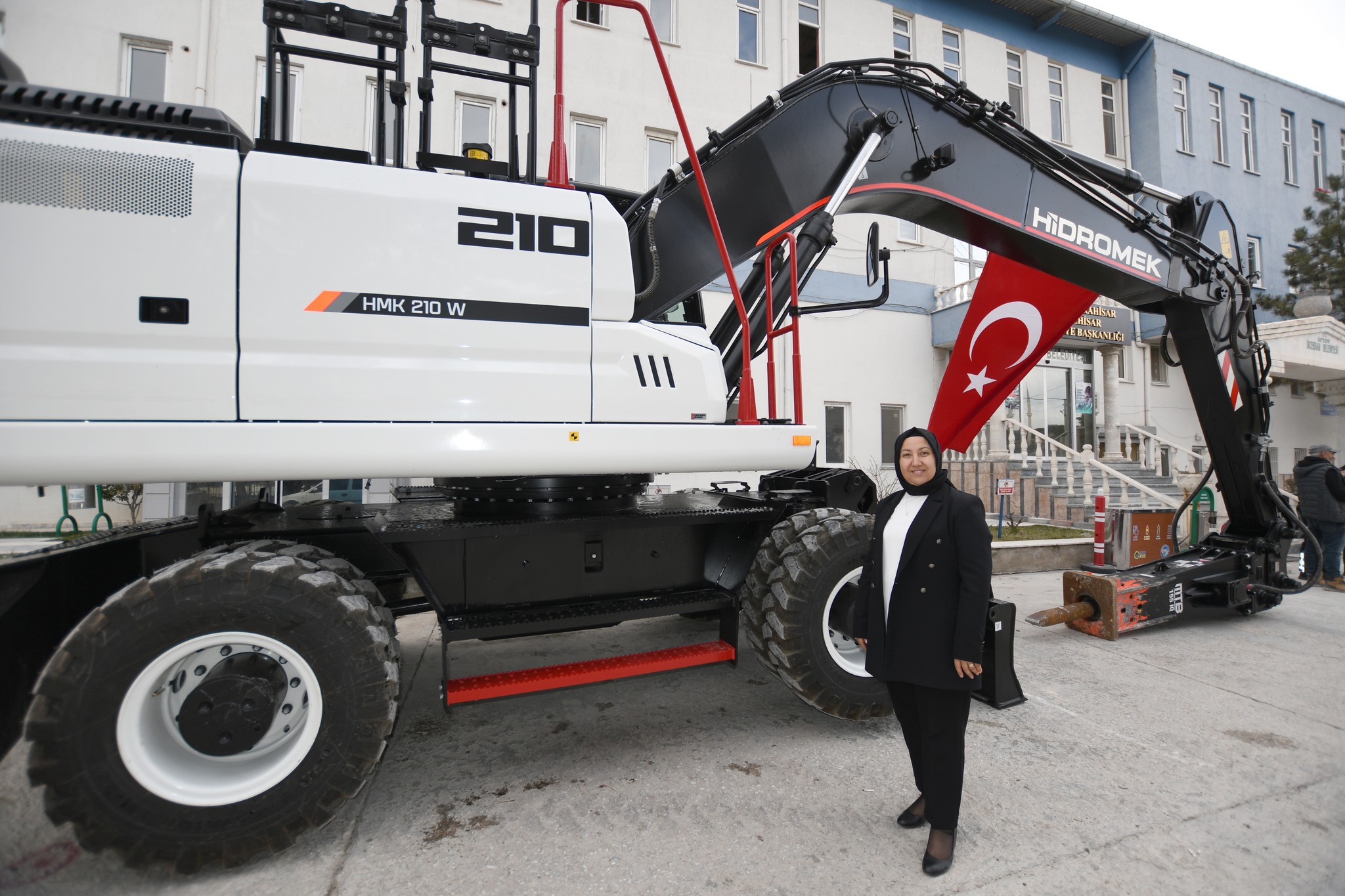 İscehisar Belediye Araç Filosuna Yeni Bir İş Makinesi Daha Kazandırıldı