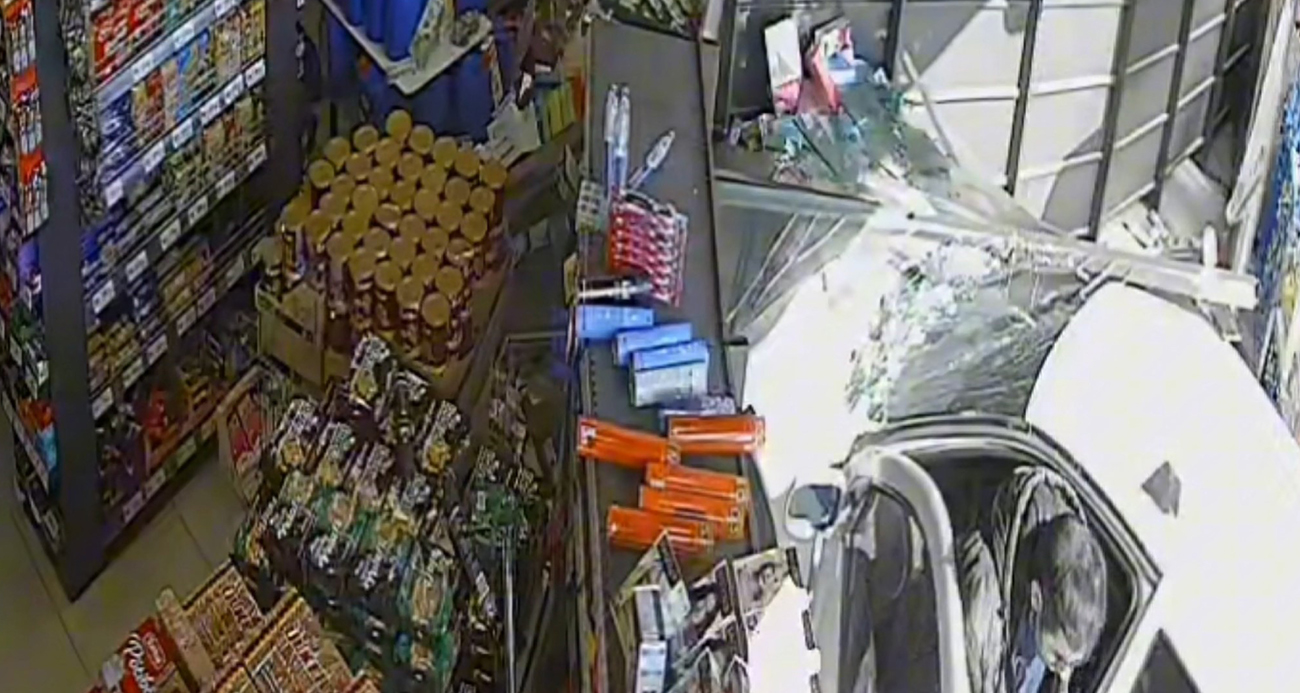 Fren Yerine Gaza Basınca Markete Girdi 2 Kadın Saniyelerle Kazadan Kurtuldu
