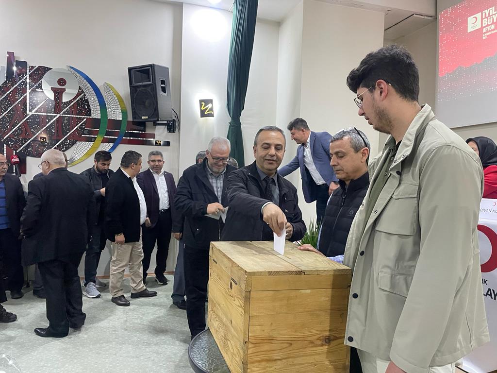 KIZILAY İL MERKEZİ BAŞKANI MEHMET YAKIN GÜVEN TAZELEDİ
