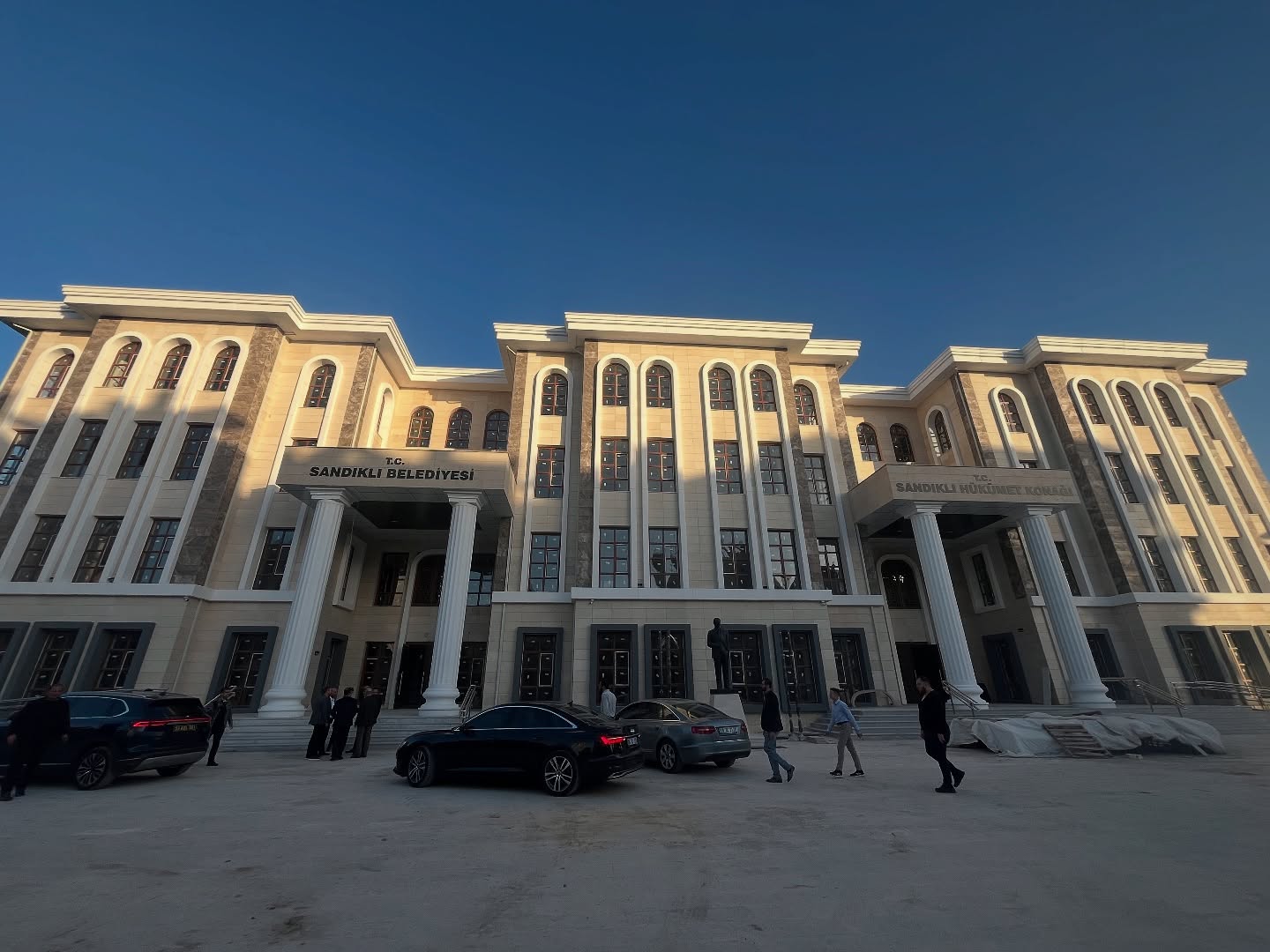 SANDIKLI HALKI VEKİL ARSLAN’A GÜVENDİ  ŞİMDİ İSE İLÇE HAK ETTİĞİ YATIRIMLARA KAVUŞUYOR