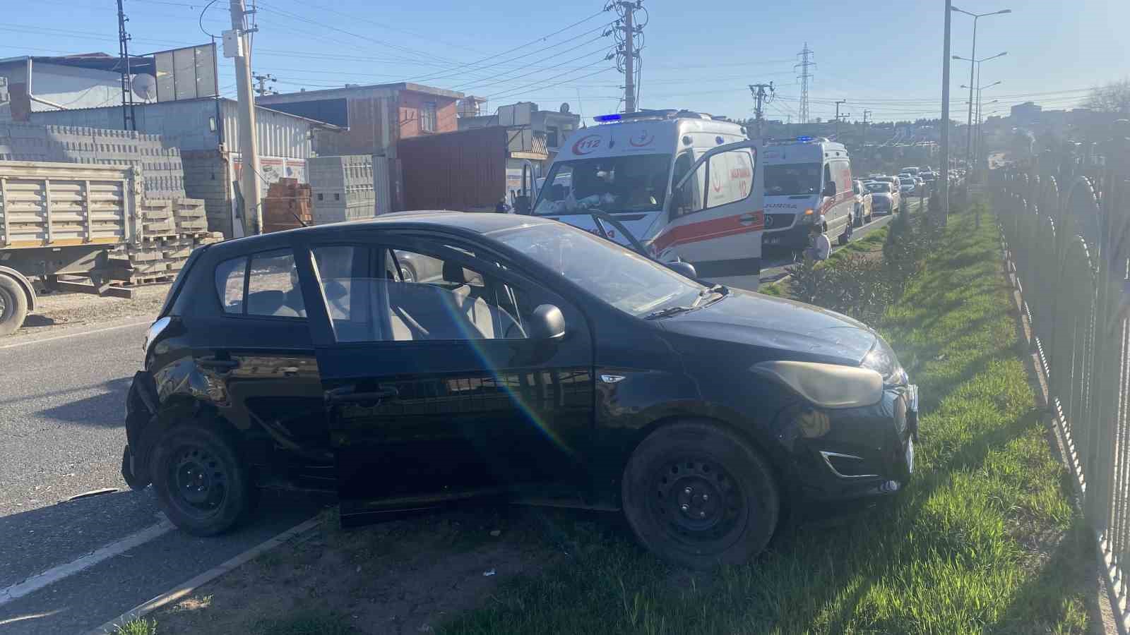 Minibüs Otomobile Çarptı: 3’ü Çocuk 6 Yaralı
