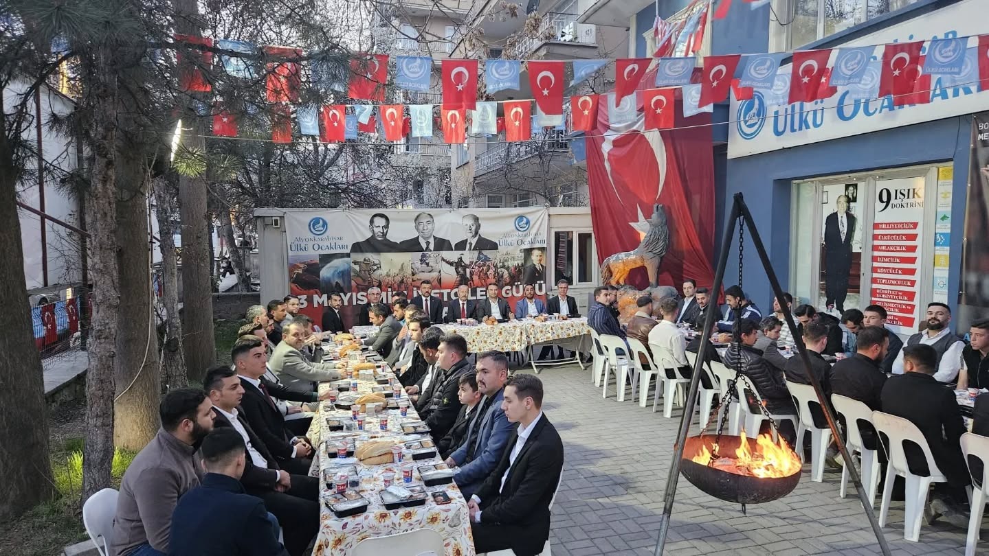 Milletvekili Taytak ve Ülkü Ocakları Başkanlığı iftarda buluştu