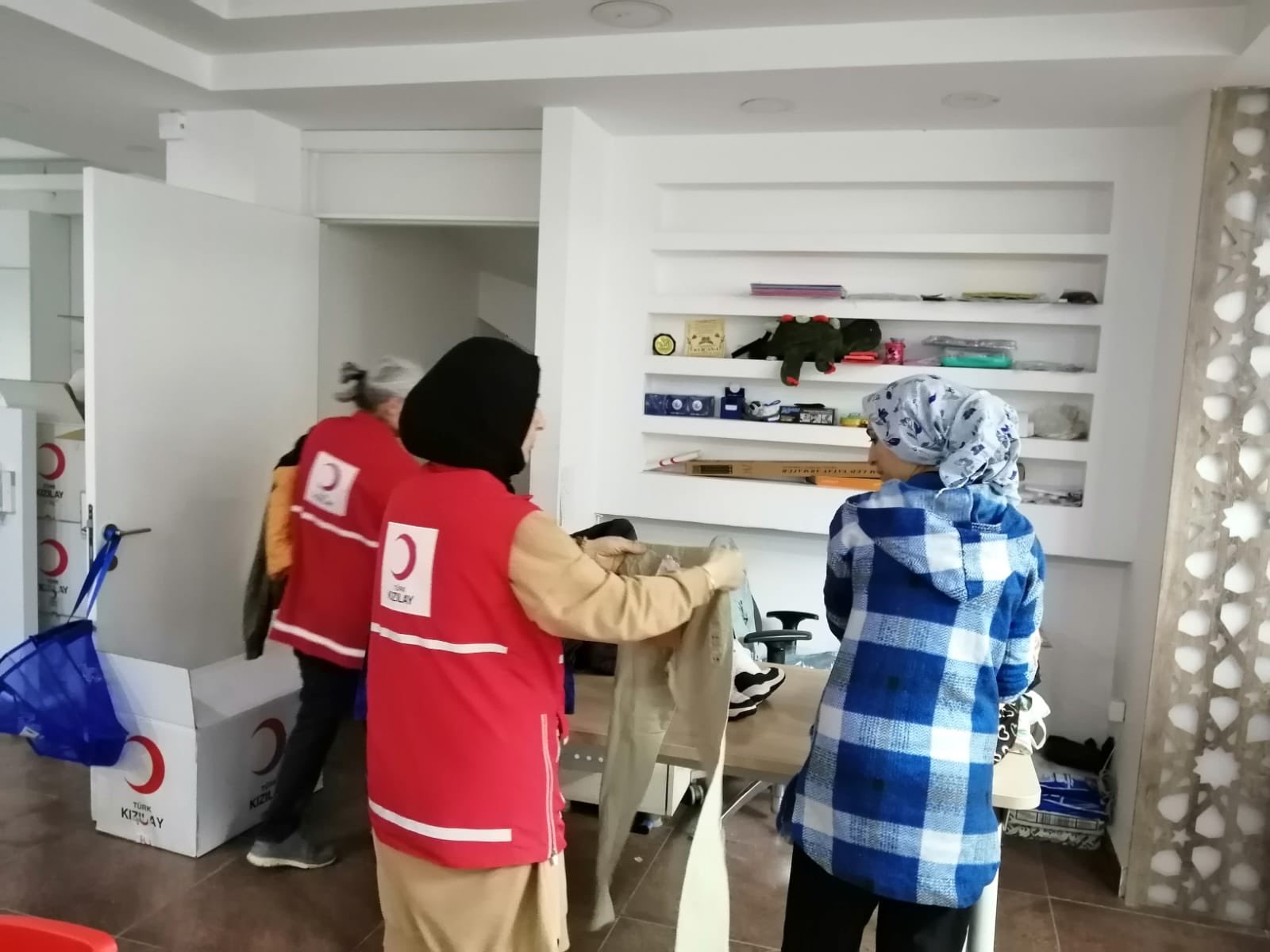 TÜRK KIZILAY AFYONKARAHİSAR  YARDIMLAŞMA İLE GÖNÜLLERE DOKUNUYOR