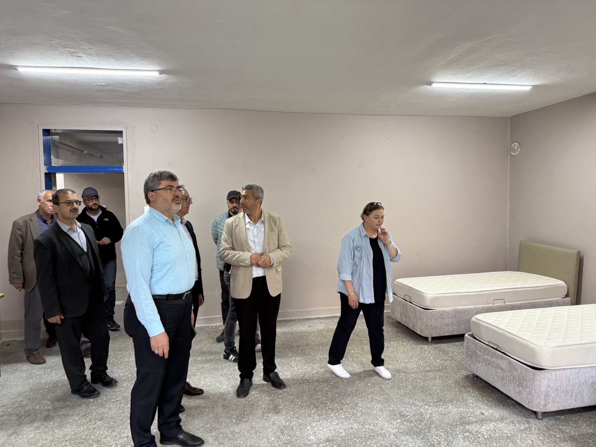 ÖĞRENCİ DOSTU VEKİL ÖZKAYA  HEM İNCELEDİ HEM DESTEK VERDİ