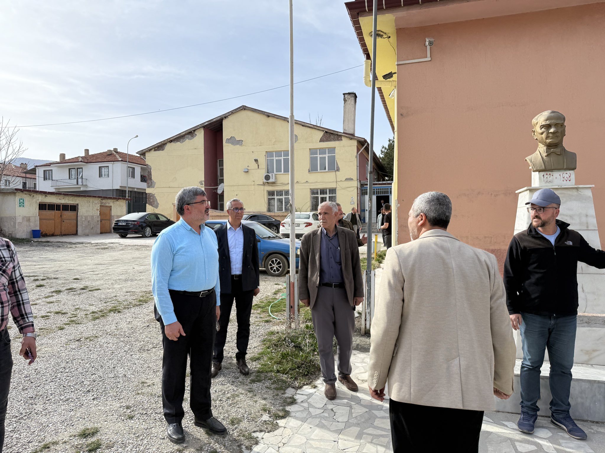 ÖĞRENCİ DOSTU VEKİL ÖZKAYA  HEM İNCELEDİ HEM DESTEK VERDİ