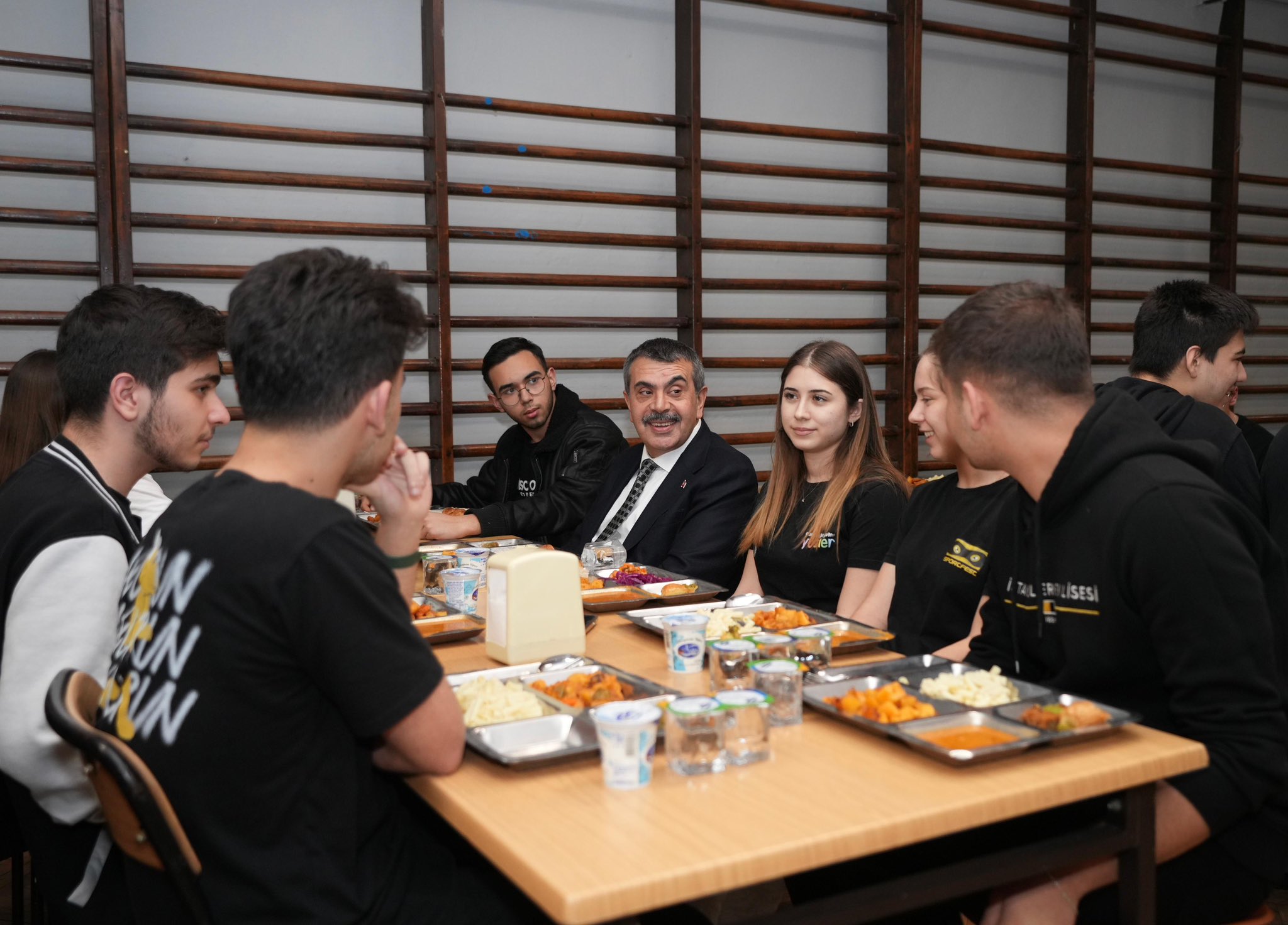 BAKAN TEKİN RAMAZAN AYININ MANEVİYATINI ÖĞRENCİLERİYLE BİRLİKTE YAŞIYOR