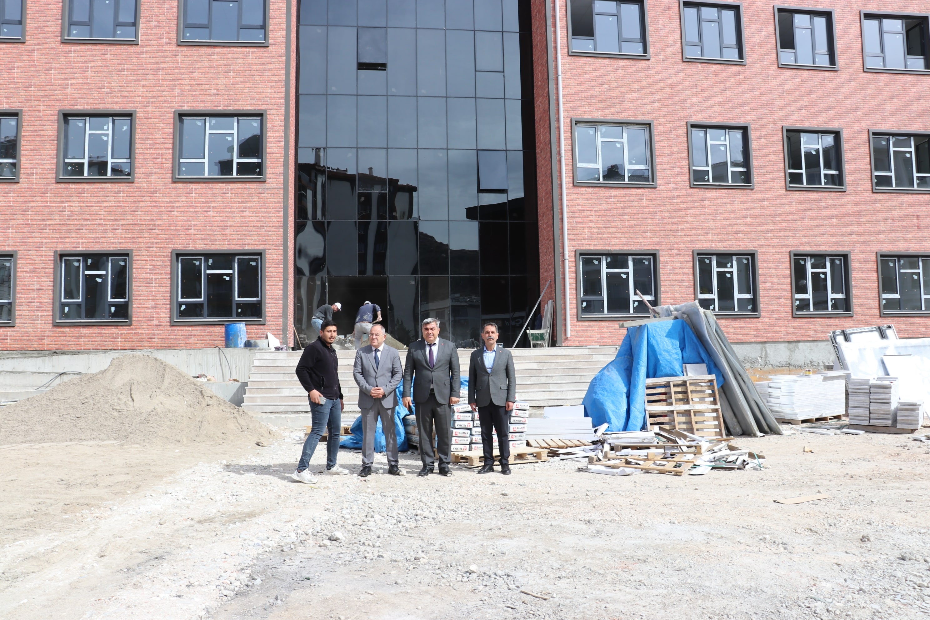 MÜDÜR SÜNNETCİ İNŞAATI DEVAM EDEN OKULLARI İNCELEDİ