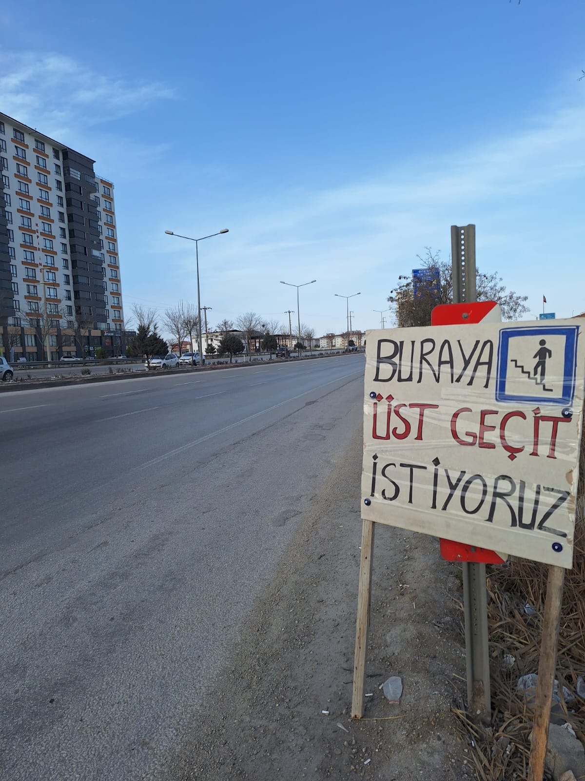 VATANDAŞLARDAN DİKKAT ÇEKEN  "YAYALAR İÇİN ÜST GEÇİT" ÇAĞRISI