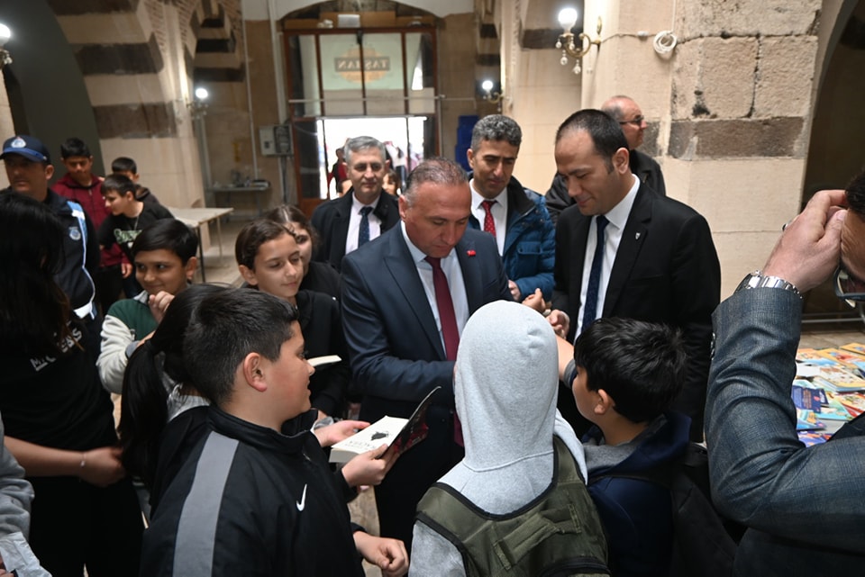 Kaymakam Topuz ve Başkan Kantartopu, Kitap Günleri Etkinliğine Katıldı