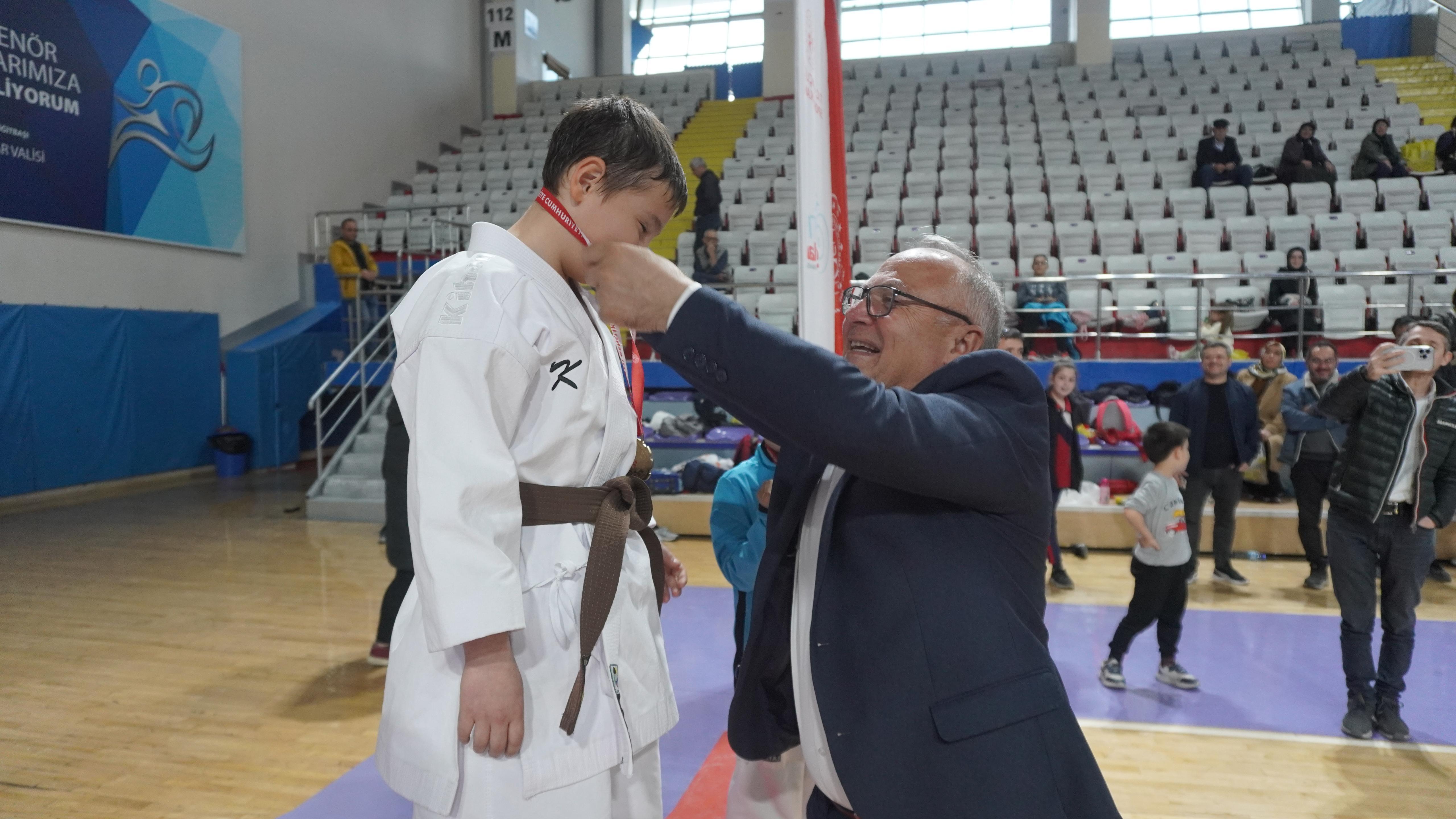 Çanakkale Şehitleri Anısına Karate Müsabakaları Tamamlandı Genç Sporcular Şampiyonluk İçin Kıyasıya Mücadele Etti
