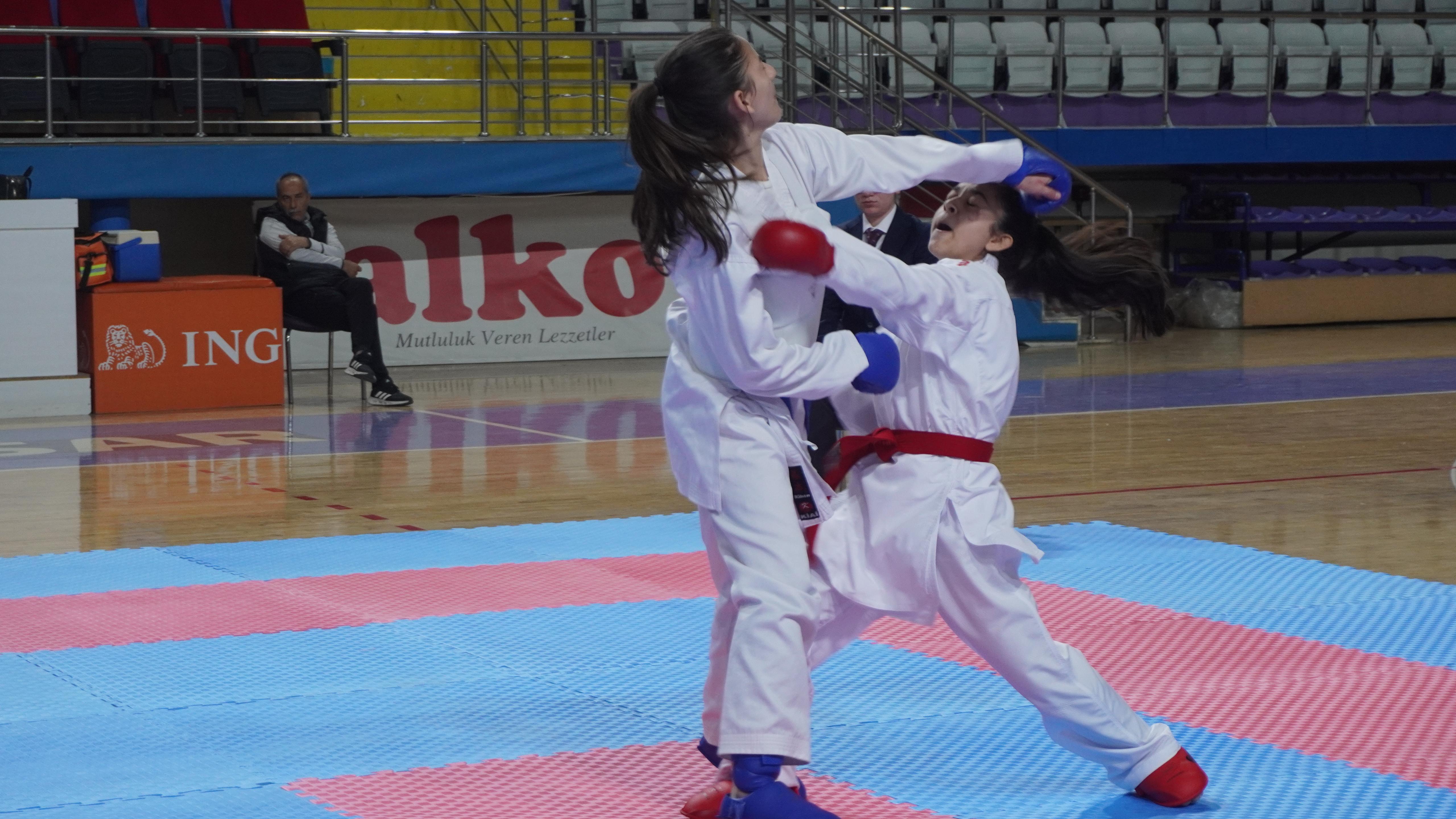 Çanakkale Şehitleri Anısına Karate Müsabakaları Tamamlandı Genç Sporcular Şampiyonluk İçin Kıyasıya Mücadele Etti