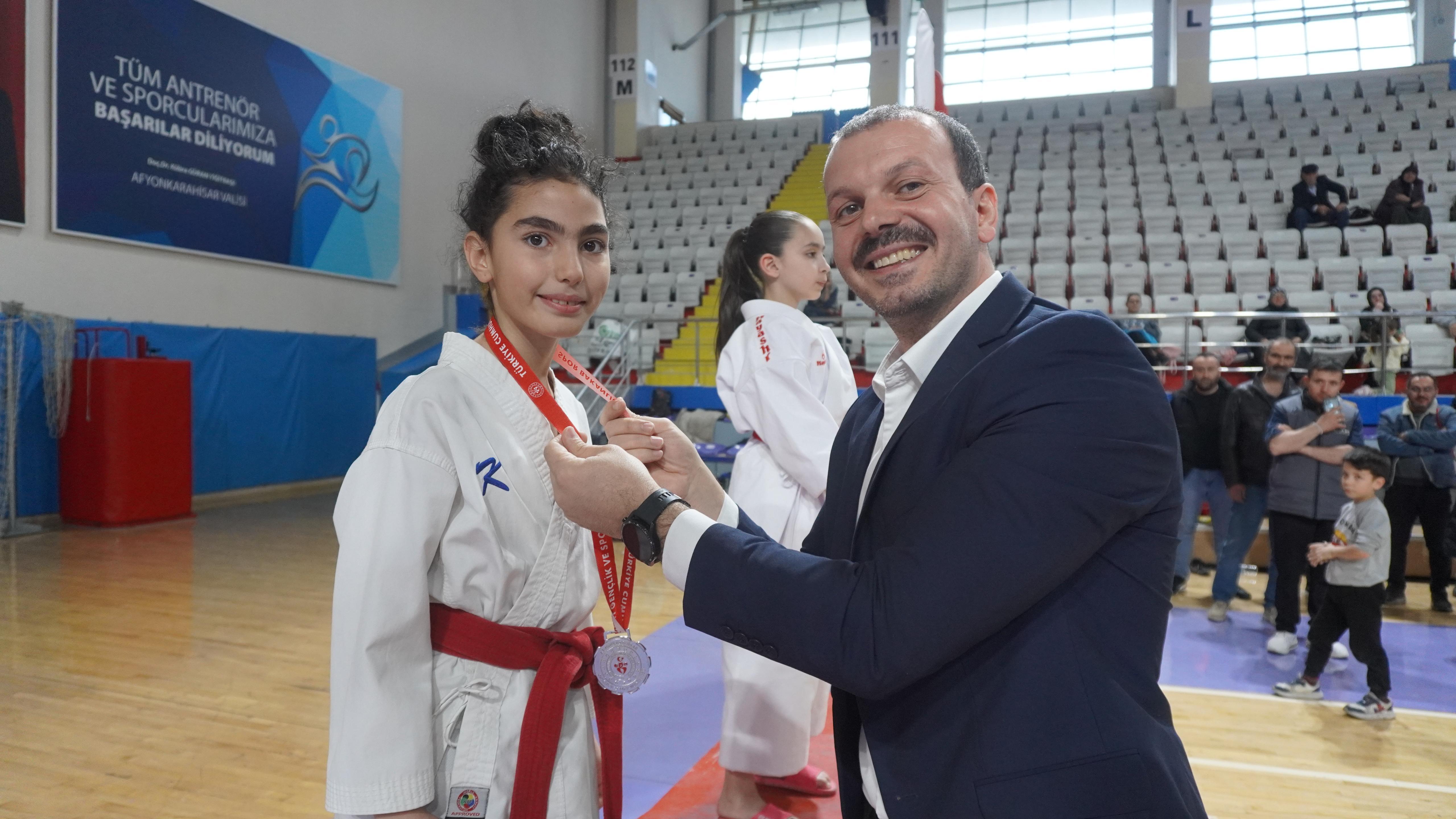 Çanakkale Şehitleri Anısına Karate Müsabakaları Tamamlandı Genç Sporcular Şampiyonluk İçin Kıyasıya Mücadele Etti