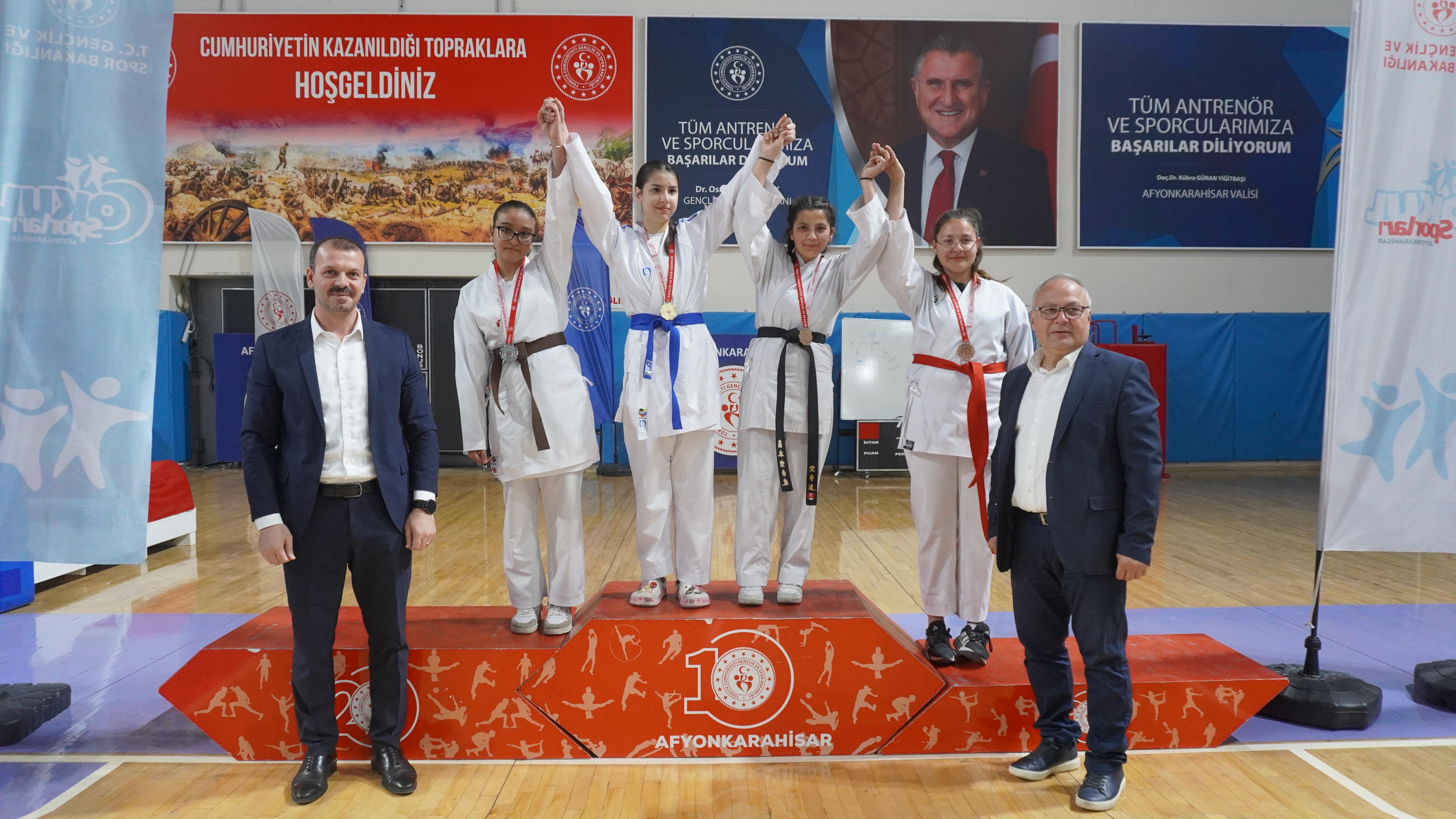 Çanakkale Şehitleri Anısına Karate Müsabakaları Tamamlandı Genç Sporcular Şampiyonluk İçin Kıyasıya Mücadele Etti