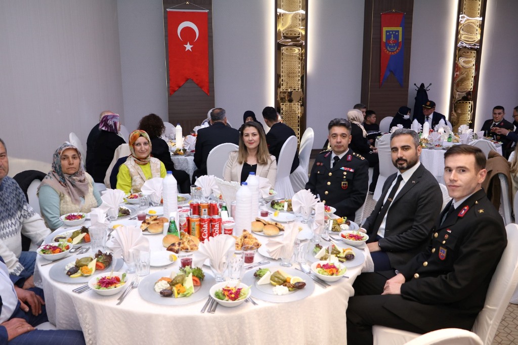 İL JANDARMA KOMUTANLIĞI ŞEHİT AİLELERİ VE GAZİLERLE İFTARDA BULUŞTU