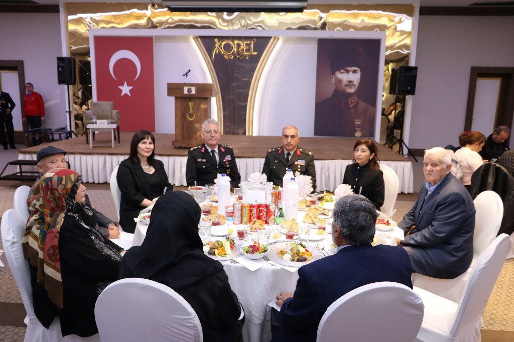 İL JANDARMA KOMUTANLIĞI ŞEHİT AİLELERİ VE GAZİLERLE İFTARDA BULUŞTU