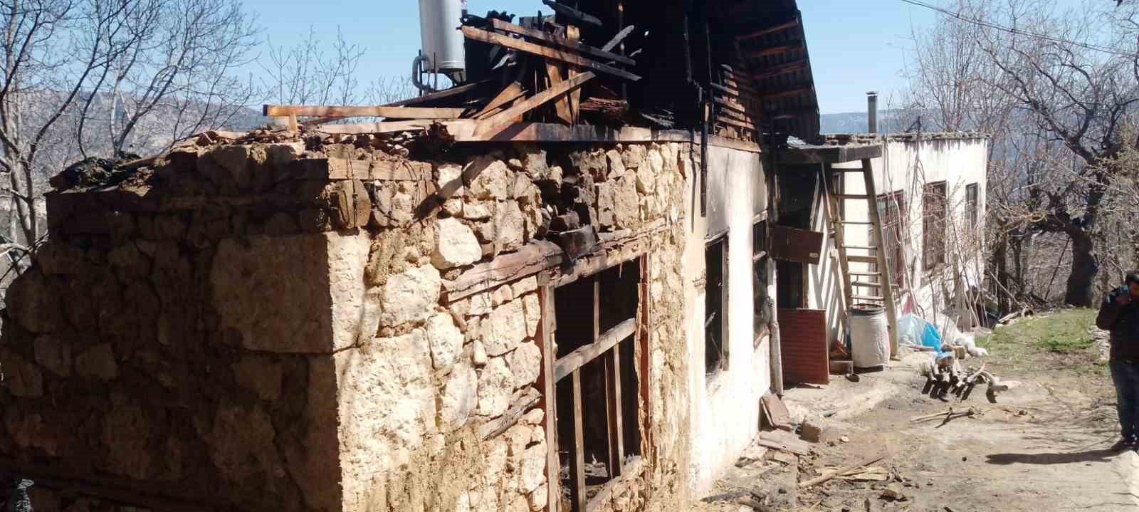 2 Katlı Müstakil Evde Yangın Çıktı: 1 Ölü, 1 Yaralı