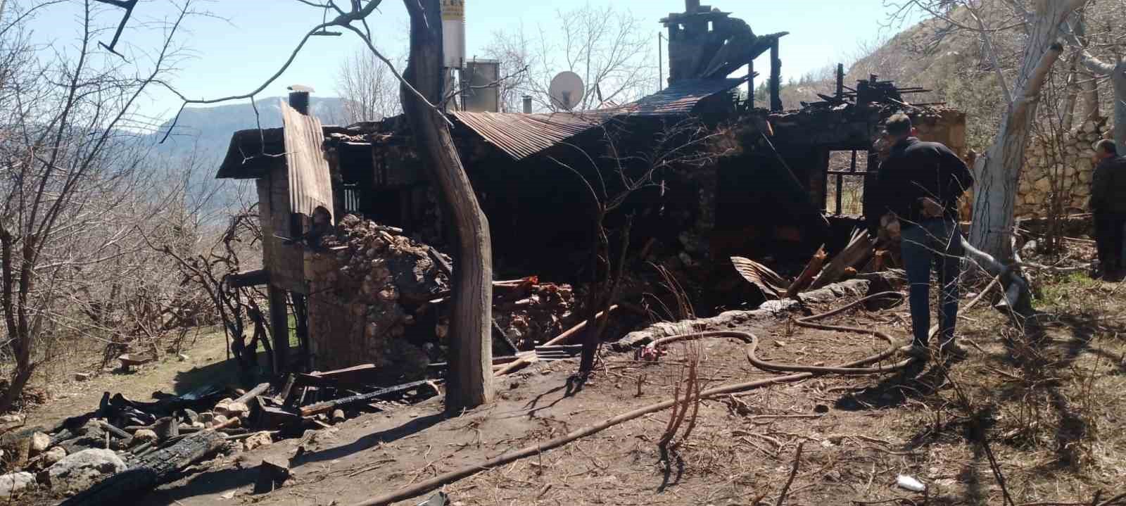 2 Katlı Müstakil Evde Yangın Çıktı: 1 Ölü, 1 Yaralı