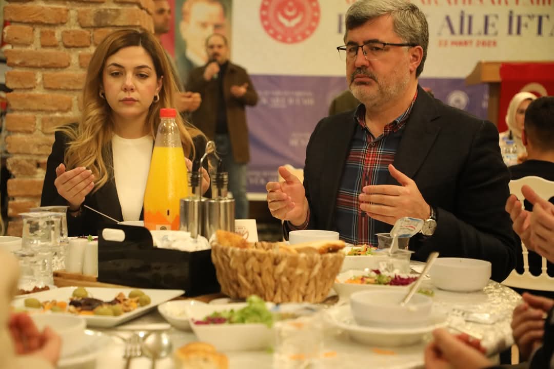 Bakan Göktaş, Emirdağ'da Büyük Aile İftarında Hemşehrileriyle Buluştu