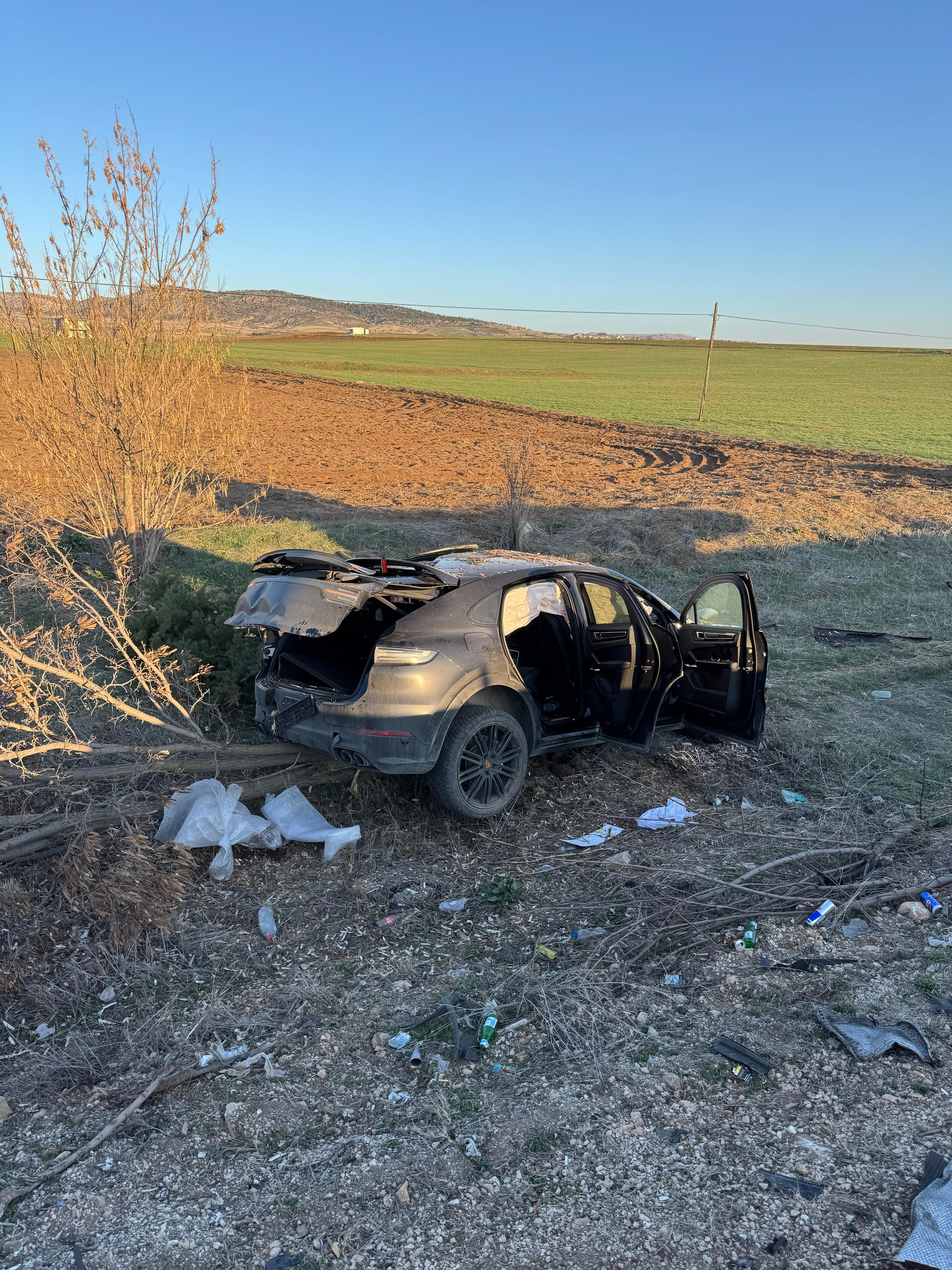 Afyon'da Otomobil Tıra Çarptı: Yabancı Uyruklu 2 Kişi Yaralandı