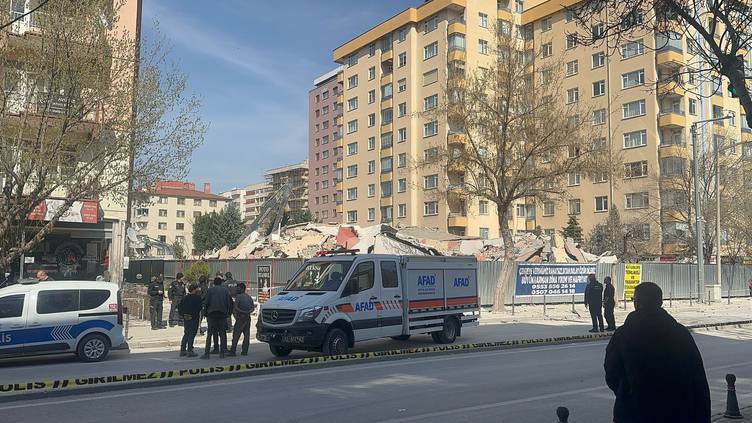 Konya'da 6 Katlı Bina Çöktü