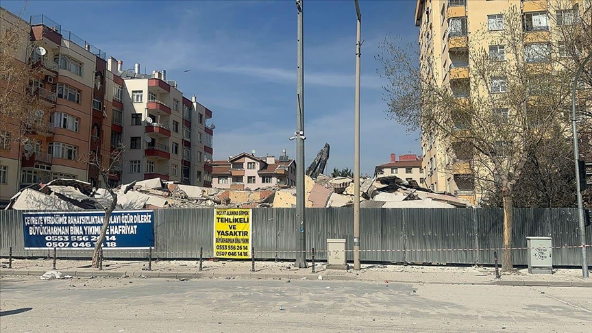 Konya'da 6 Katlı Bina Çöktü