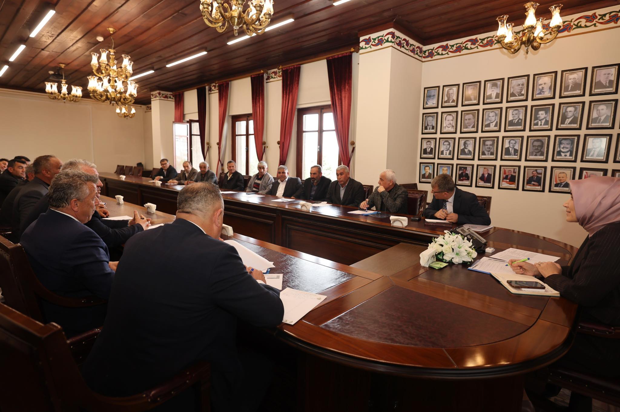 Vali Yiğitbaşı, Çay İlçesindeki Köy Muhtarlarıyla Görüştü