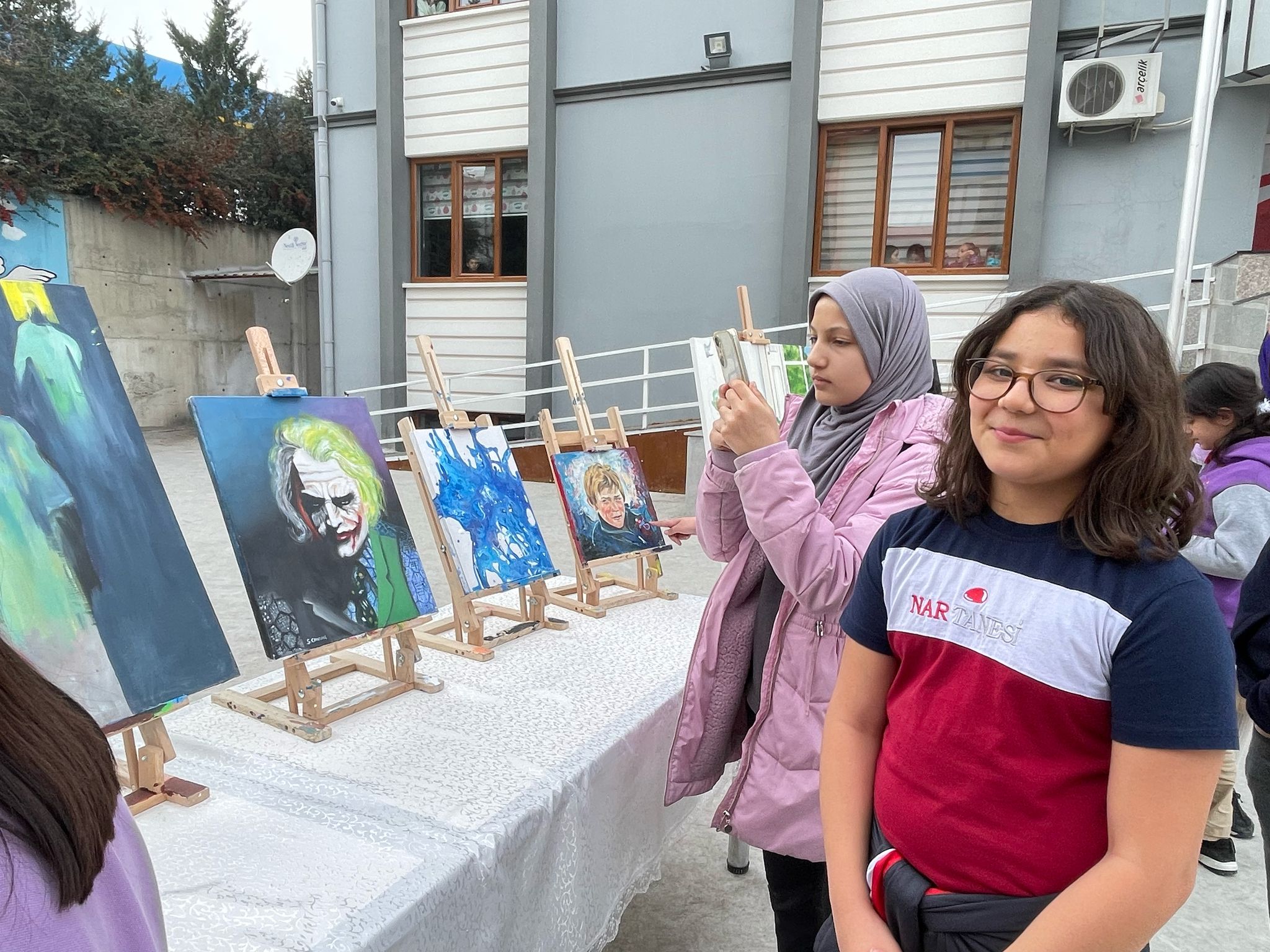 ŞEYMA CANDAN'IN ANISINA SANATLA YAŞATILAN MİRAS!  NAR TANESİ KOLEJİ, ÖĞRETMENİNİN ANISINI RESİM SERGİSİYLE YAŞATIYOR