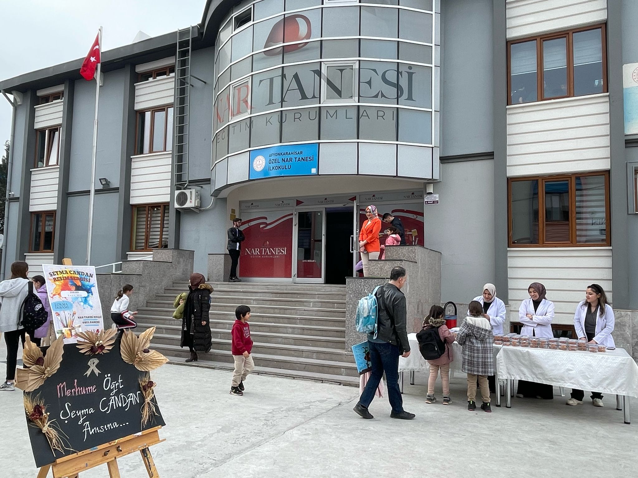 ŞEYMA CANDAN'IN ANISINA SANATLA YAŞATILAN MİRAS!  NAR TANESİ KOLEJİ, ÖĞRETMENİNİN ANISINI RESİM SERGİSİYLE YAŞATIYOR